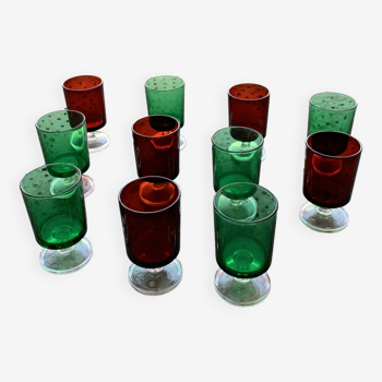 11 wine or aperitif glasses, 6 green and 5 red vintage 1970