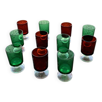 11 verres a vin ou aperitifs, 6 de couleur verte et 5 de couleur rouge vintage 1970