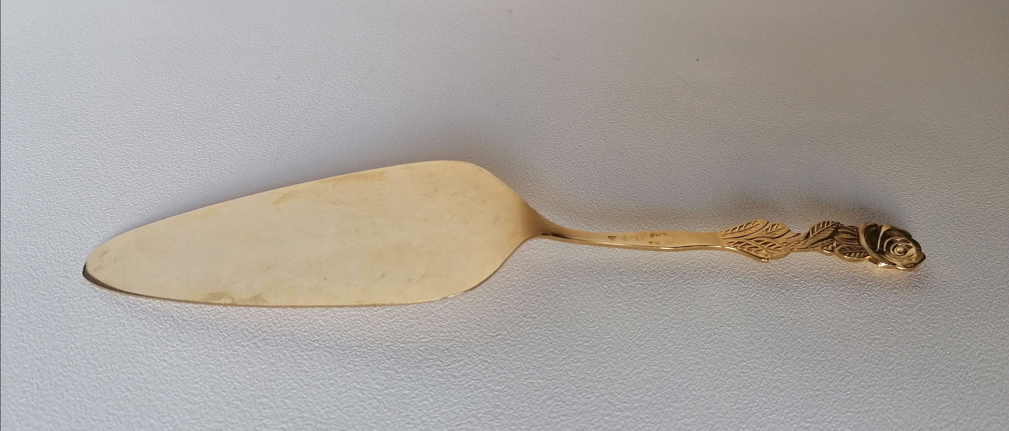 Gold-plated pie shovel