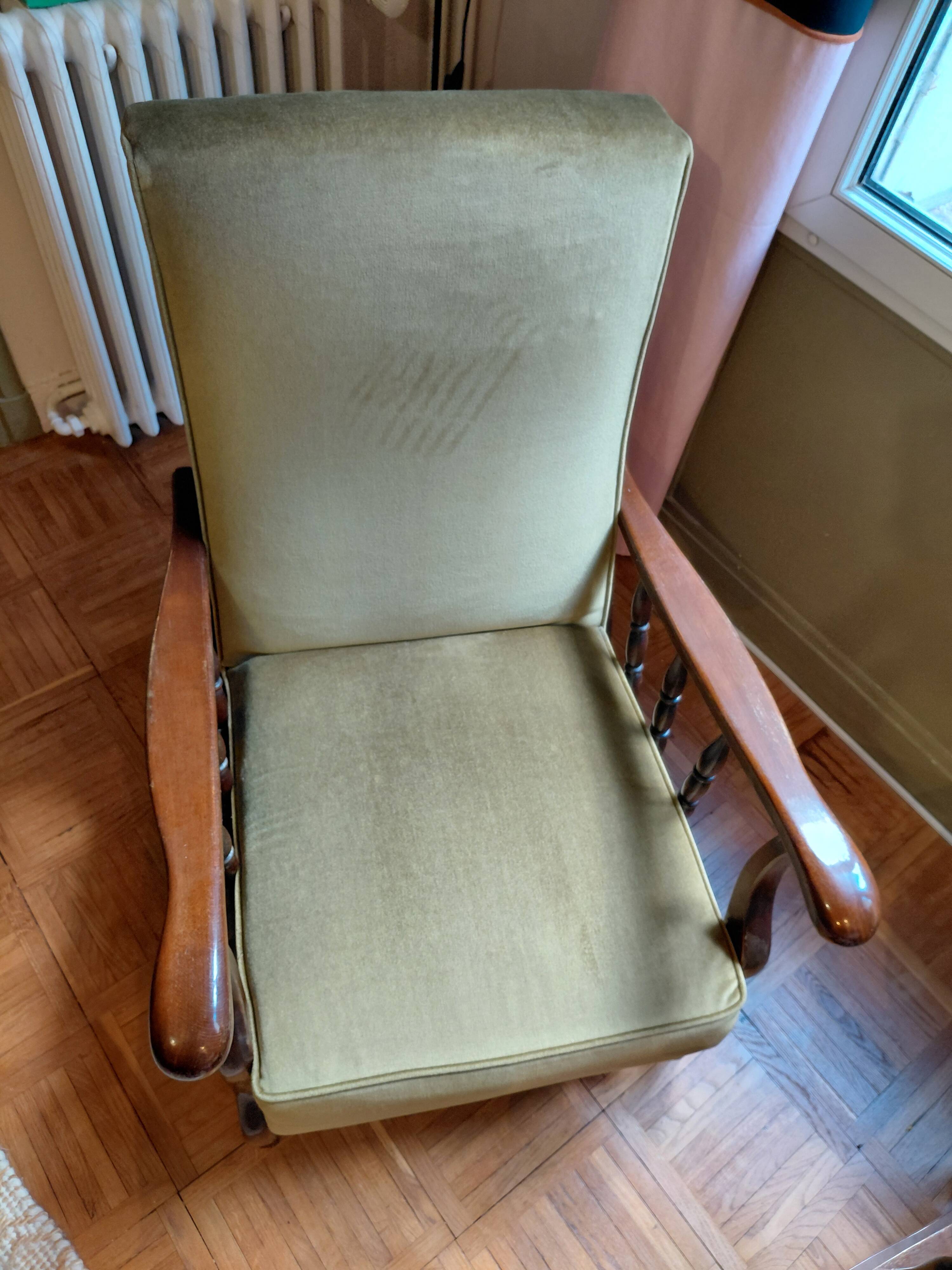 Lot of 2 olive green velvet armchairs.