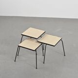 Ensemble de 3 tables gigognes en métal laqué noir, vers 1960