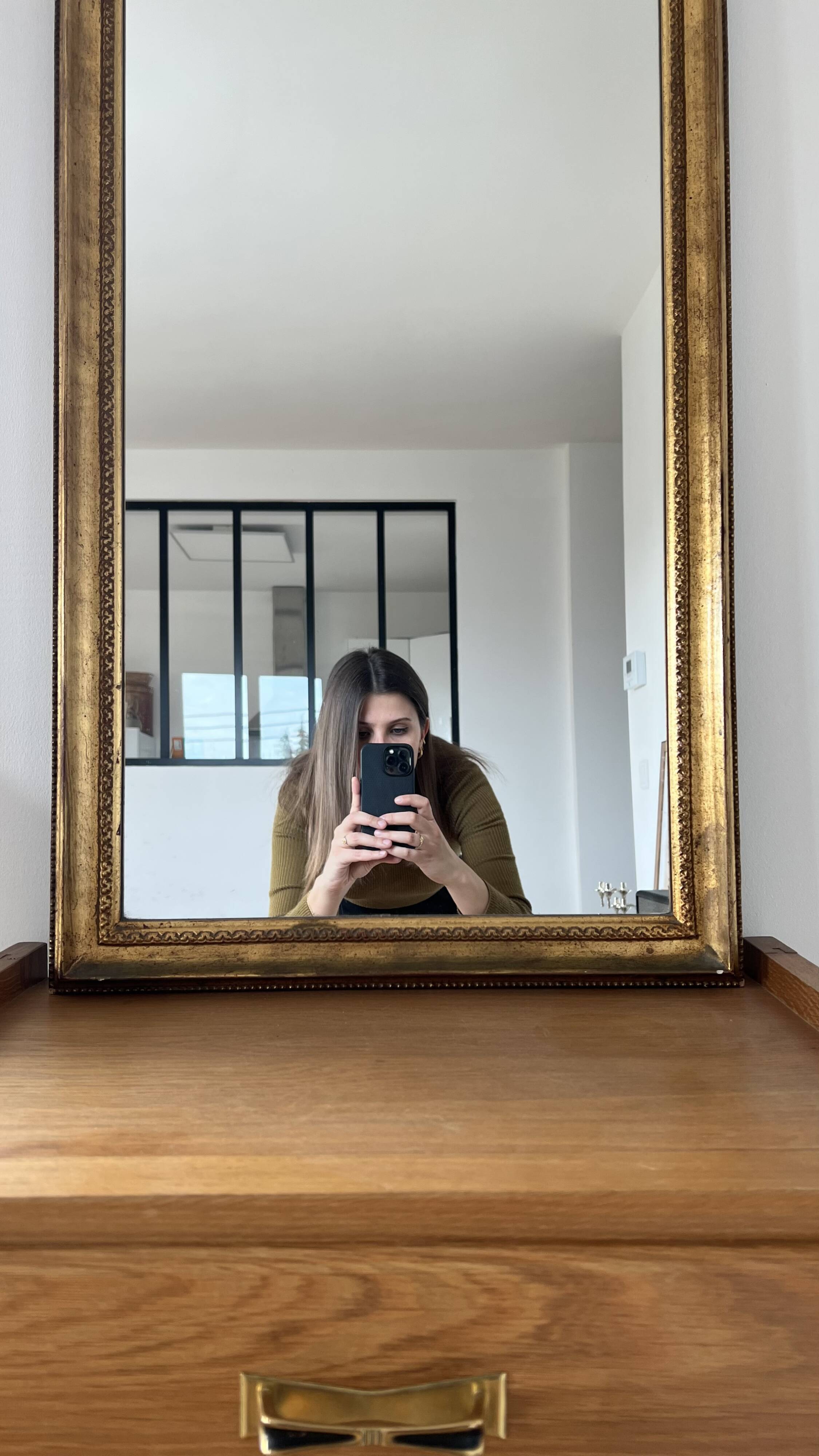 Elongated golden mirror