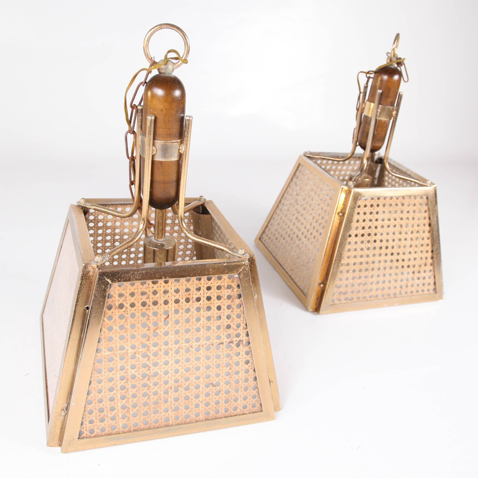 Pair of vintage suspensions in wood, brass and cannage under altuglass
