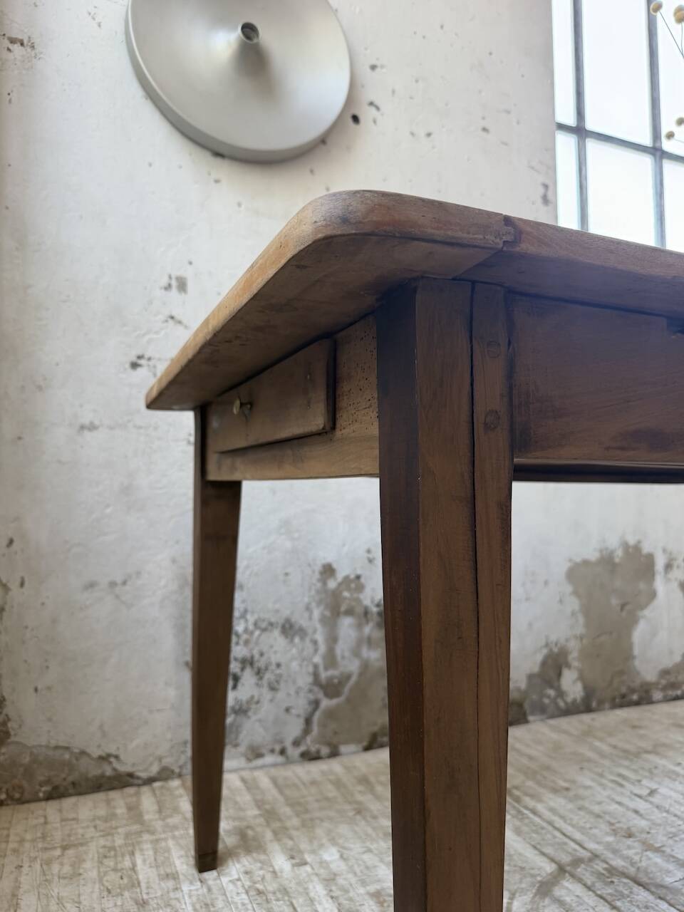 Table de ferme noyer pieds fuseaux 1950