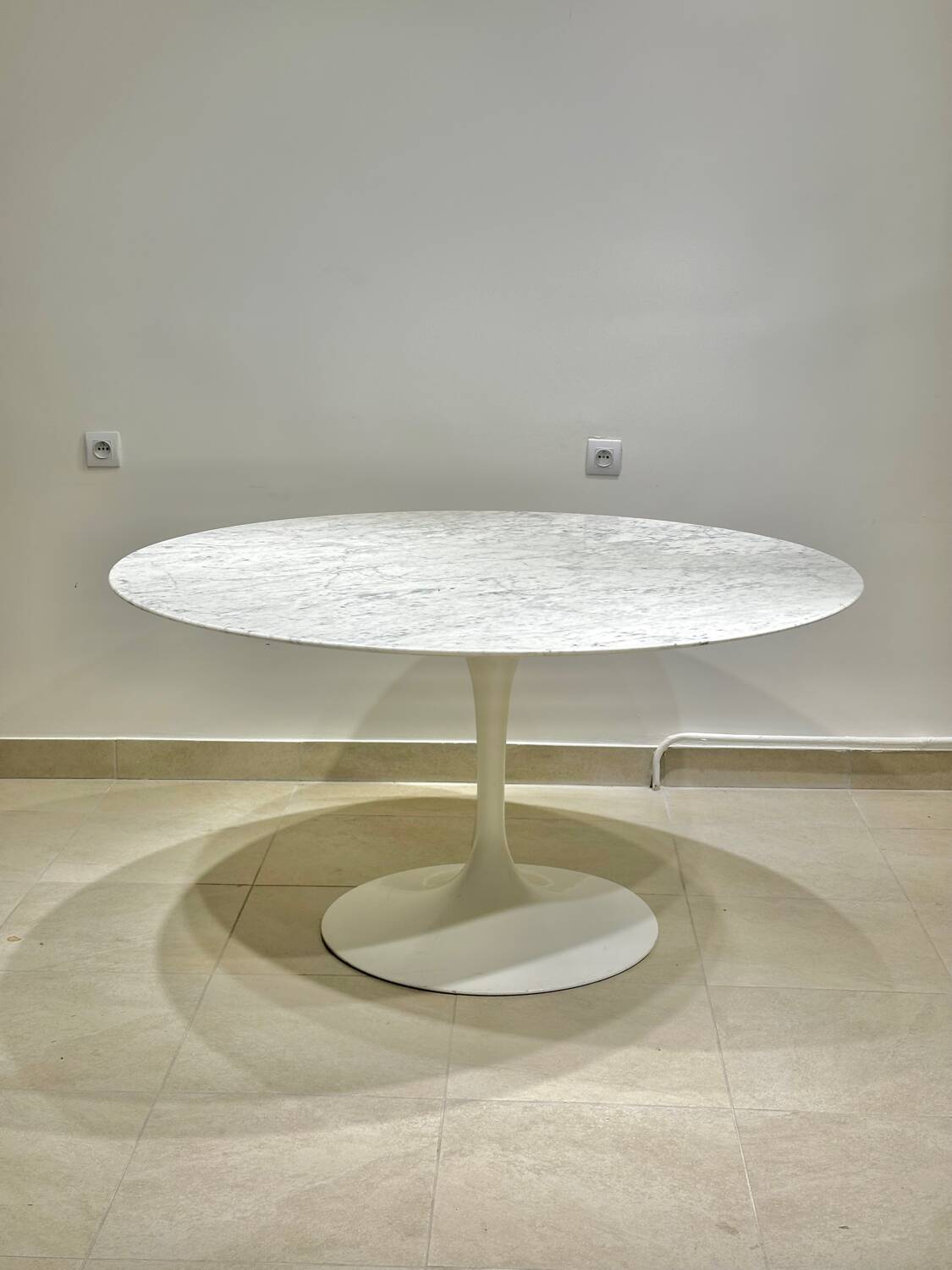 Knoll Saarinen Tulip Table 137cm in marble