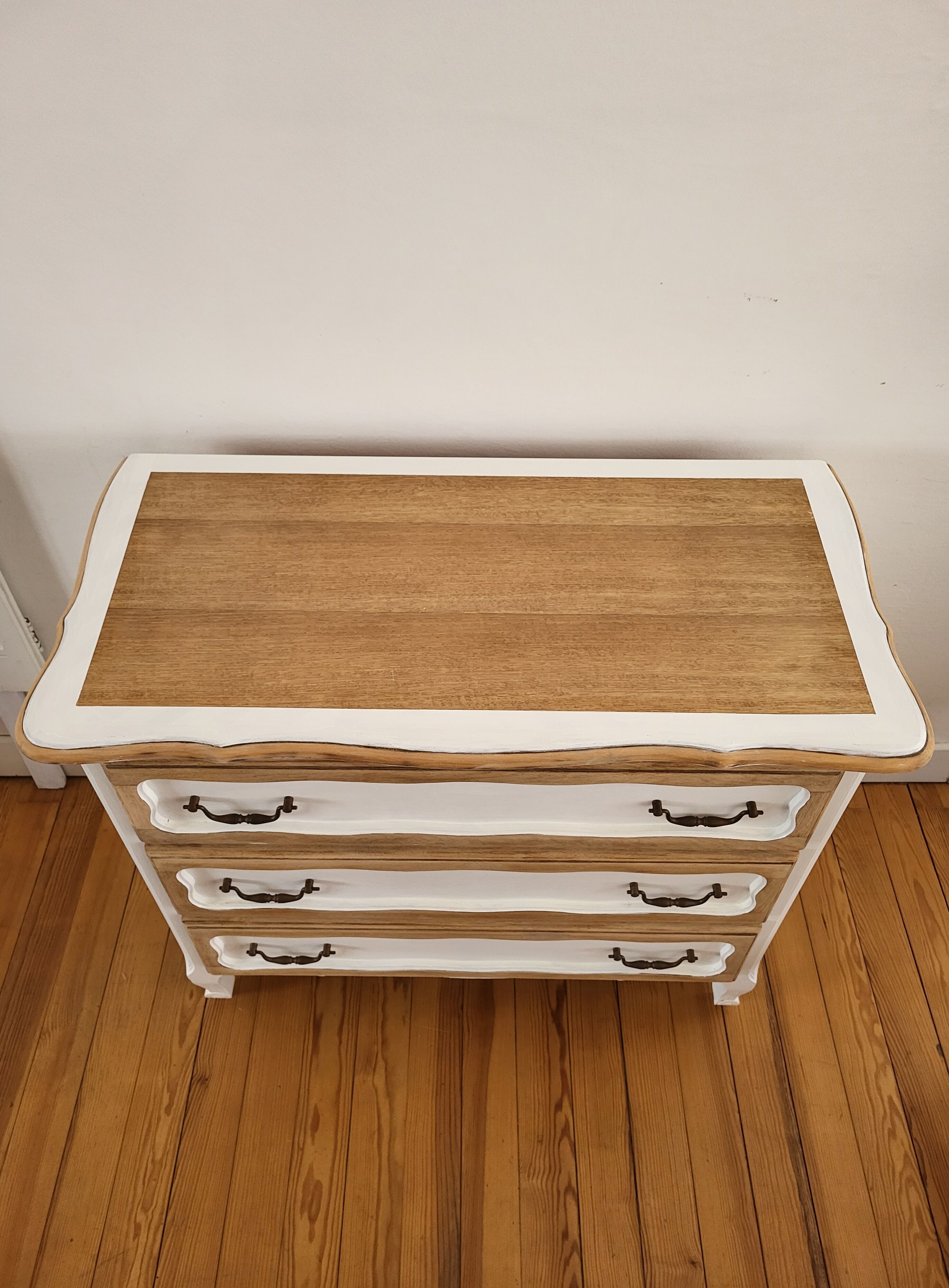 Chest of drawers curved feet