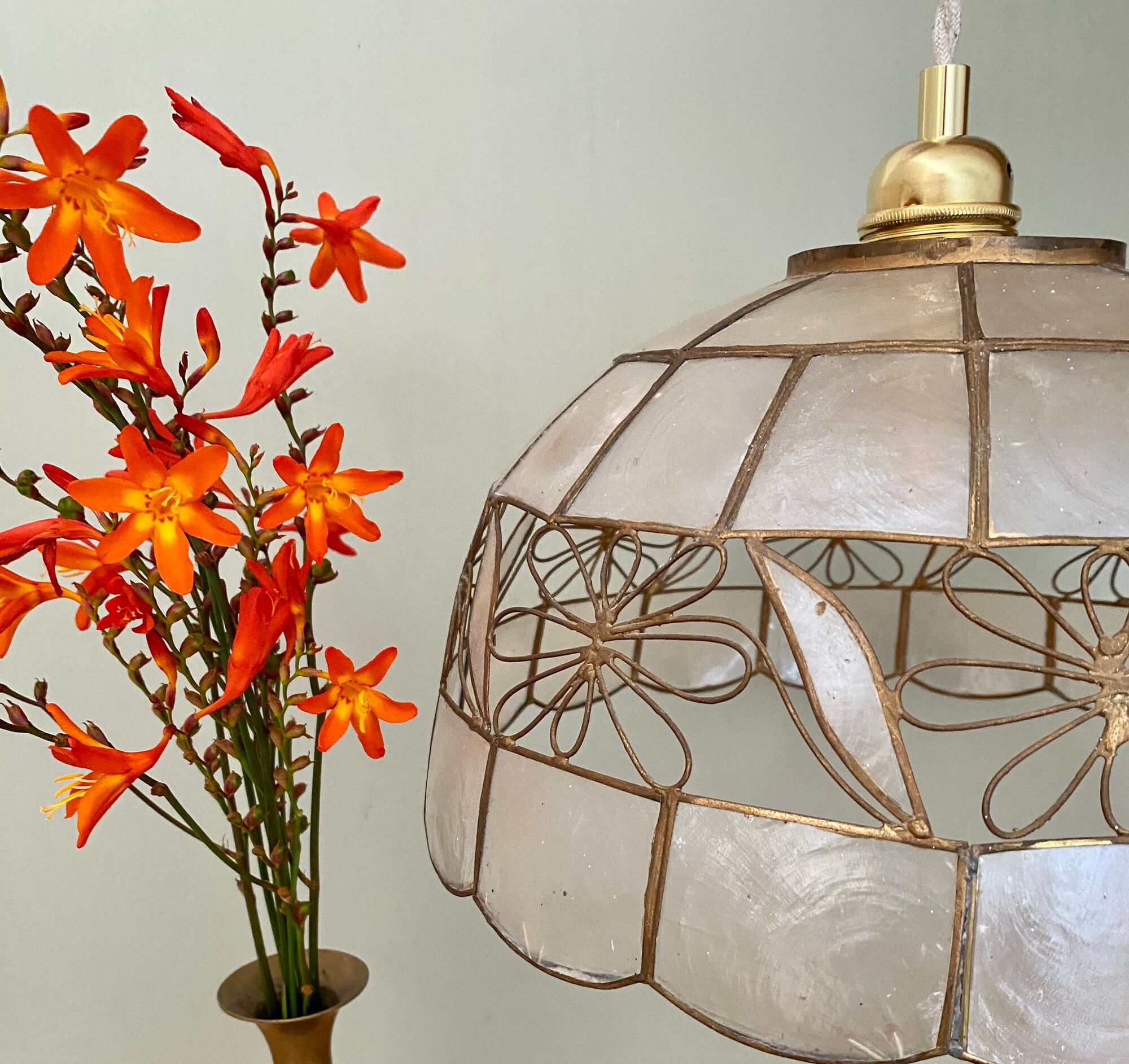 Vintage lampshade suspension in mother-of-pearl and brass