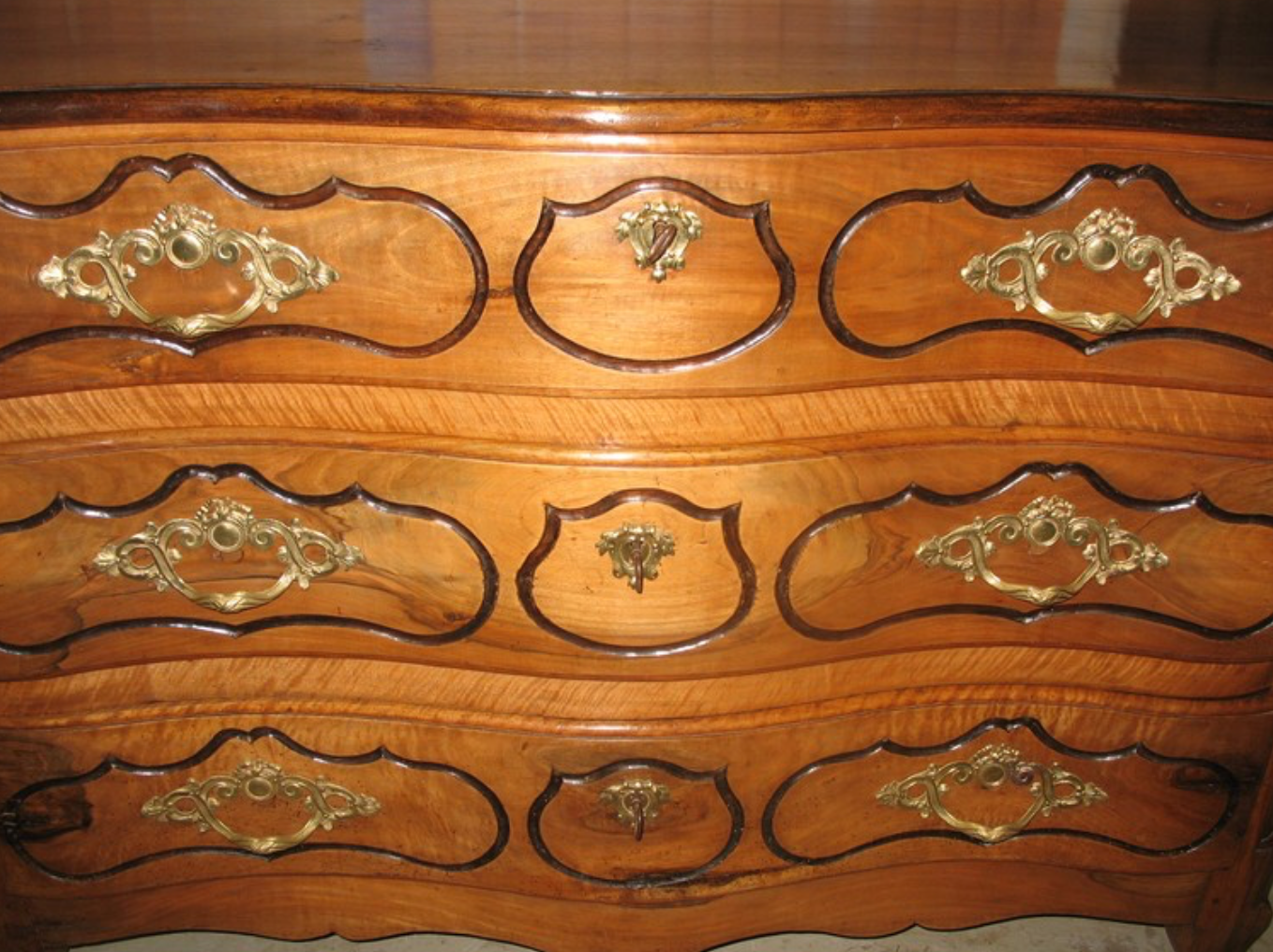 Crossbow in 18th century Walnut Louis XV Dresser