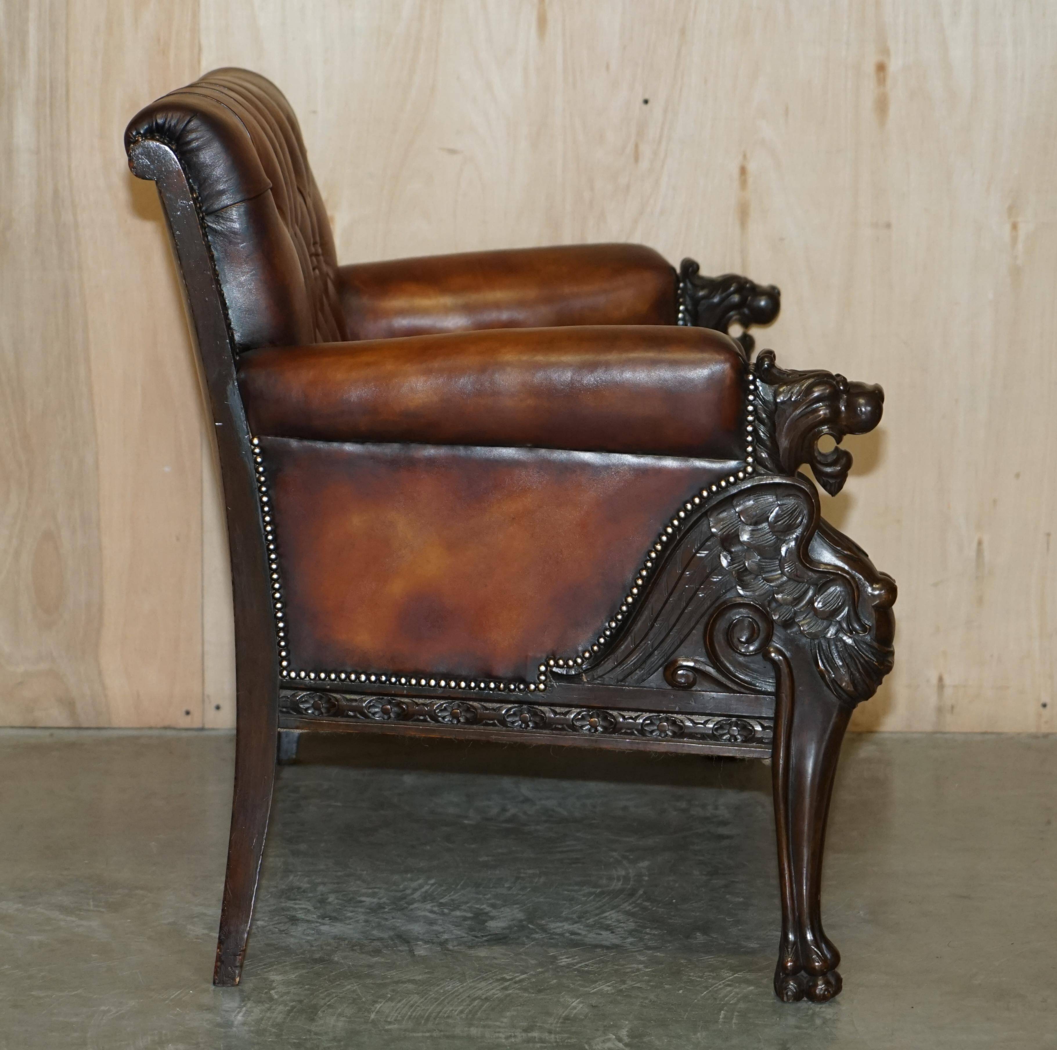 Ensemble Chesterfield cuir avec lion sculpté à la main restauré