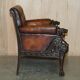 Ensemble Chesterfield cuir avec lion sculpté à la main restauré