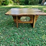 Table basse en noyer massif