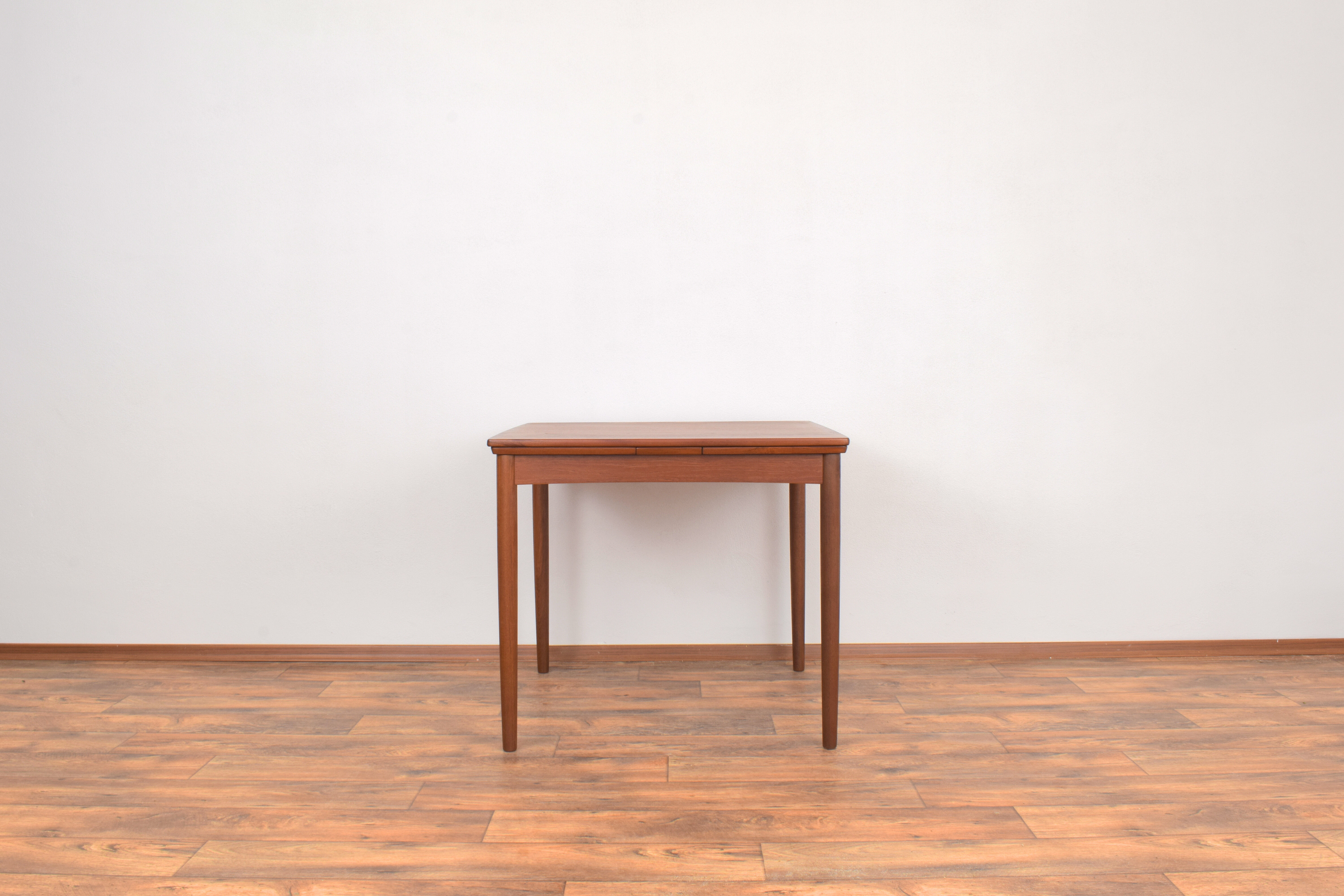 Mid-Century Danish Teak Extendable Dining Table from Hundevad & Co., 1960s.