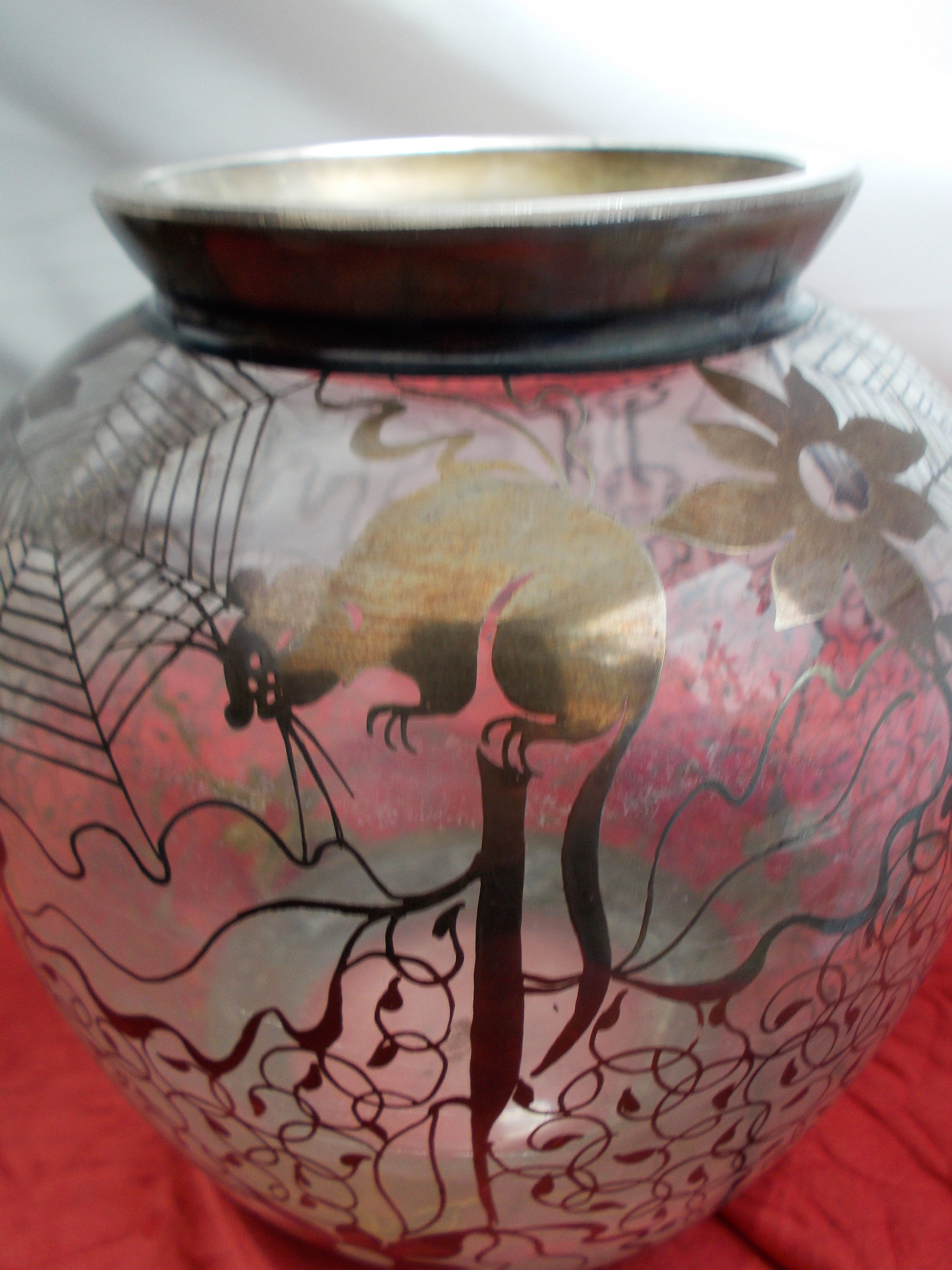 Holy Grail Vase glass decoration of silver animals