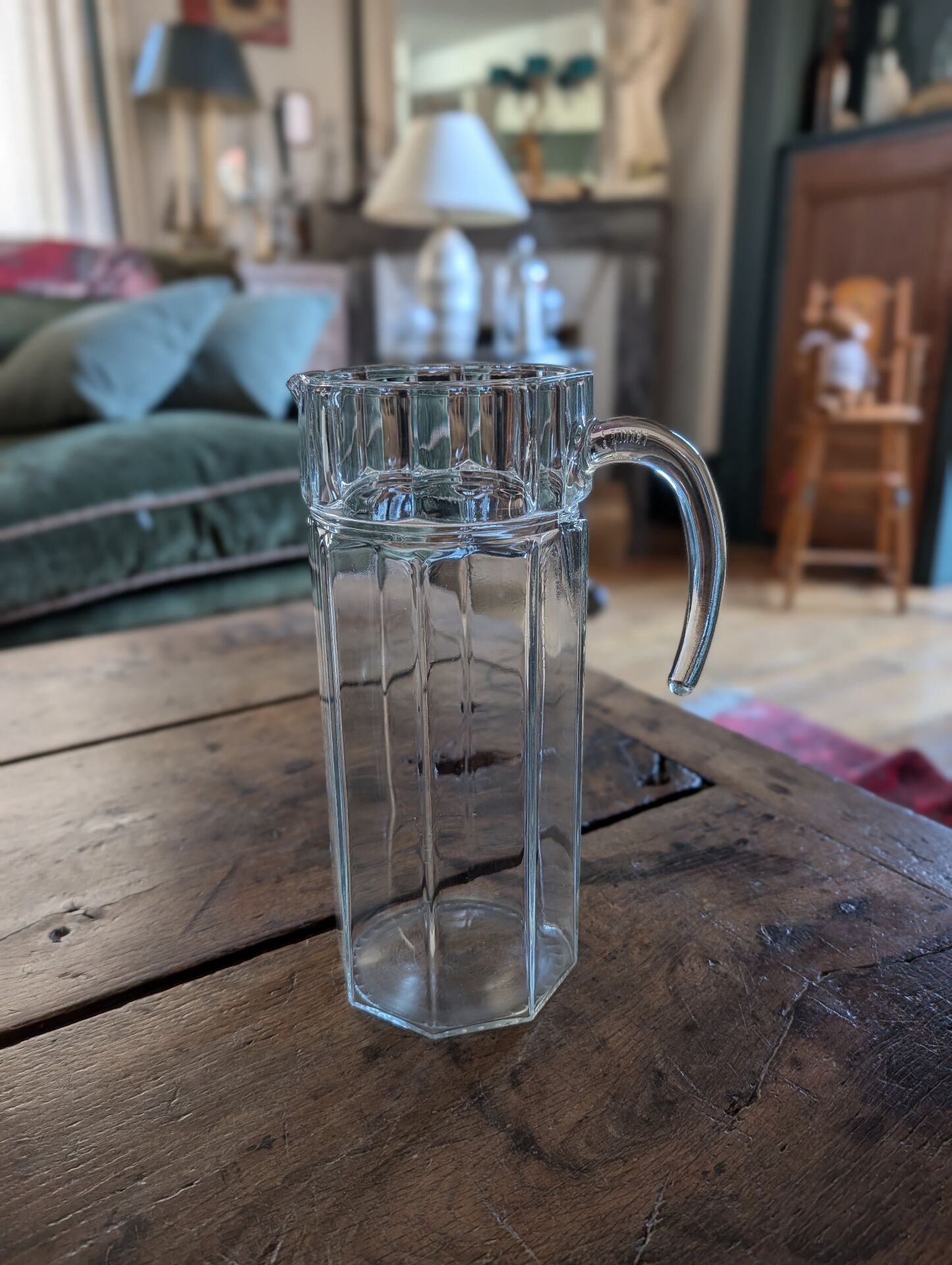 Grand pichet octogonal en verre épais 70's