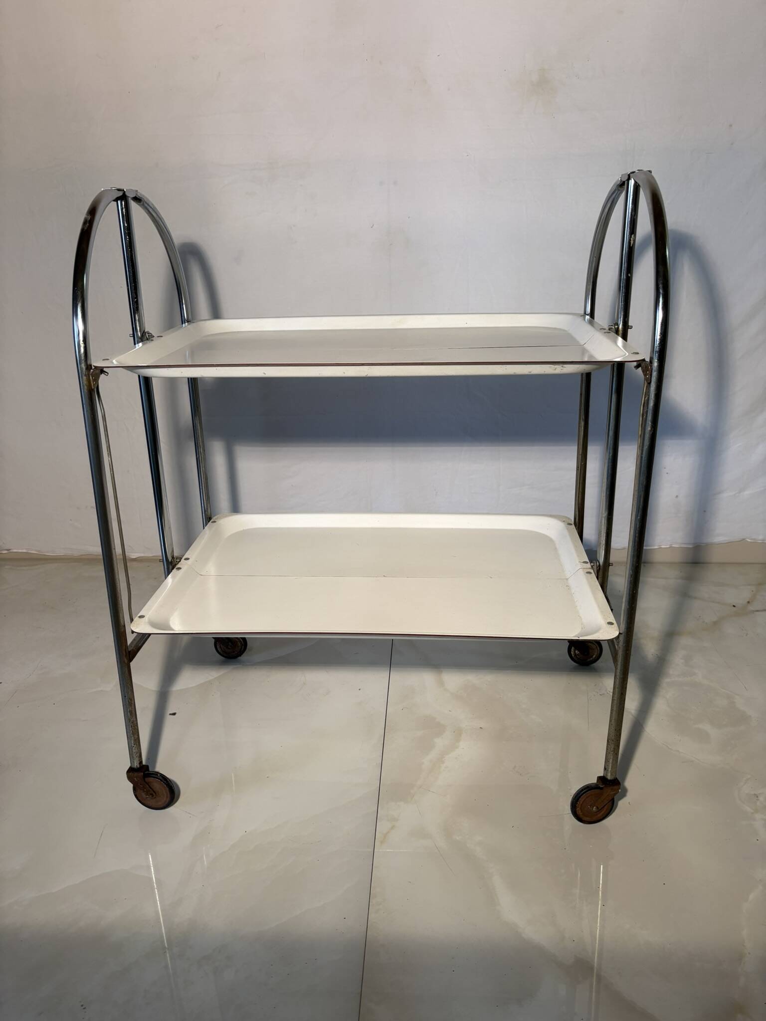 Vintage folding trolley in chromed metal and enamelled trays
