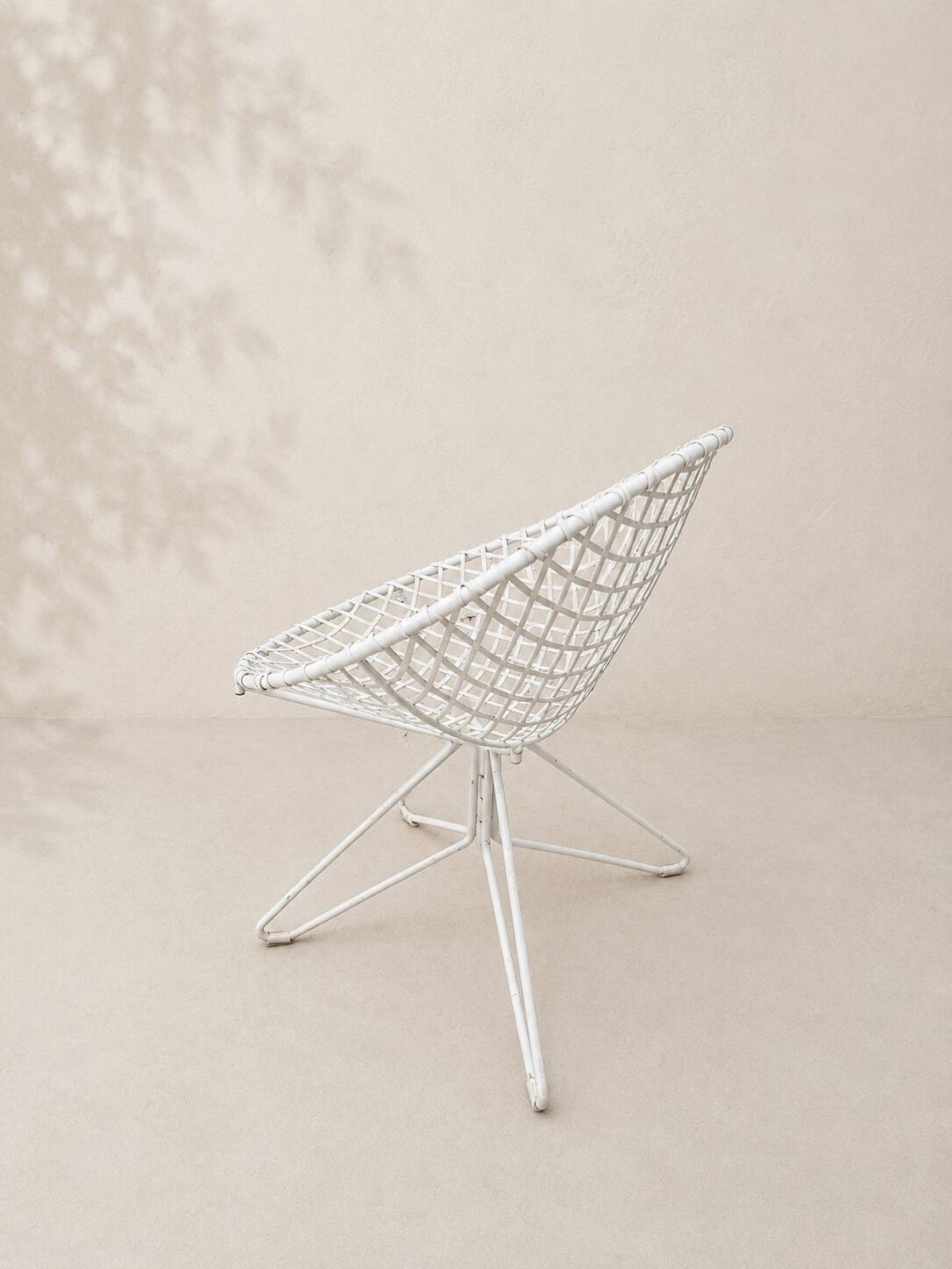 Fauteuil vintage en treillis d'acier laqué blanc – design moderniste