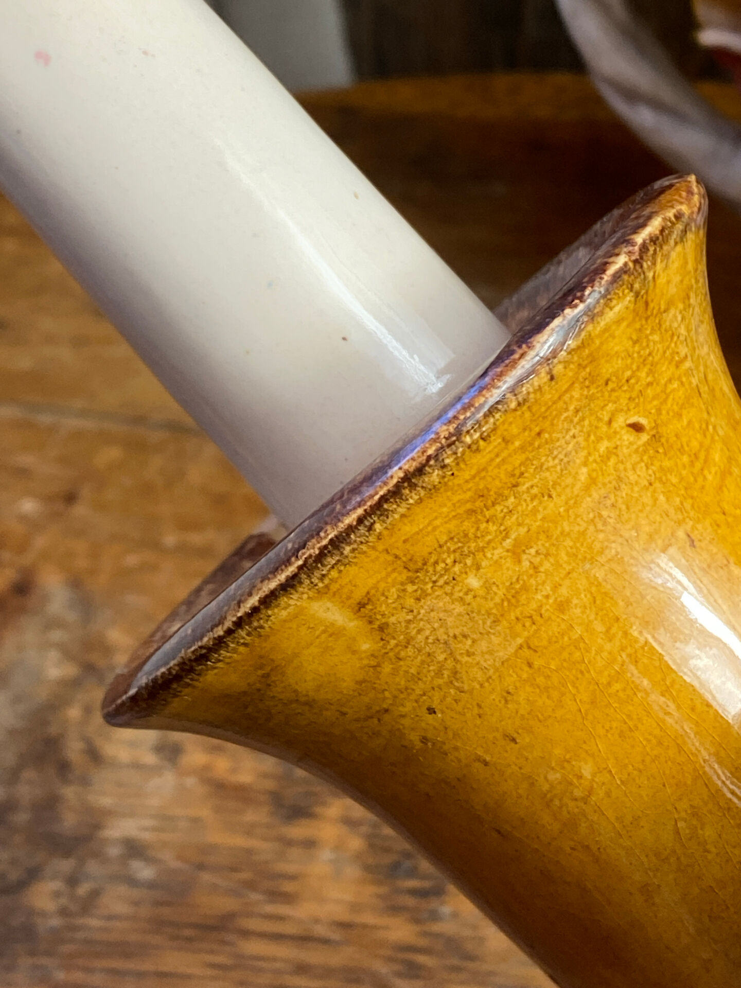 Candle holder-style lamp made entirely of ceramic.