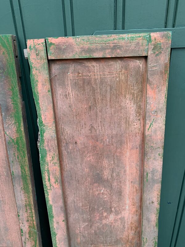 Paire de volets en bois patiné