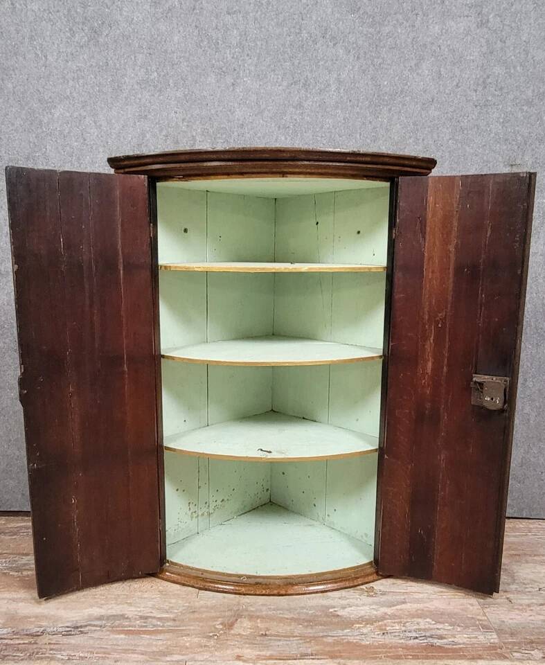 Corner cabinet to hang from the 18th century in oak and marquetry around 1780.