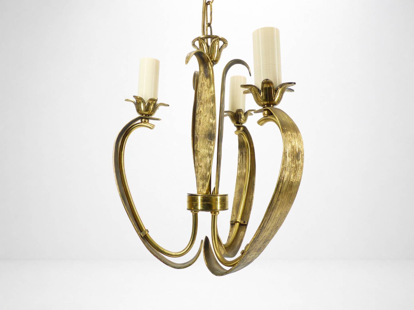 Lustre à 3 bras en laiton doré, motifs feuillages et volutes, style Art Déc