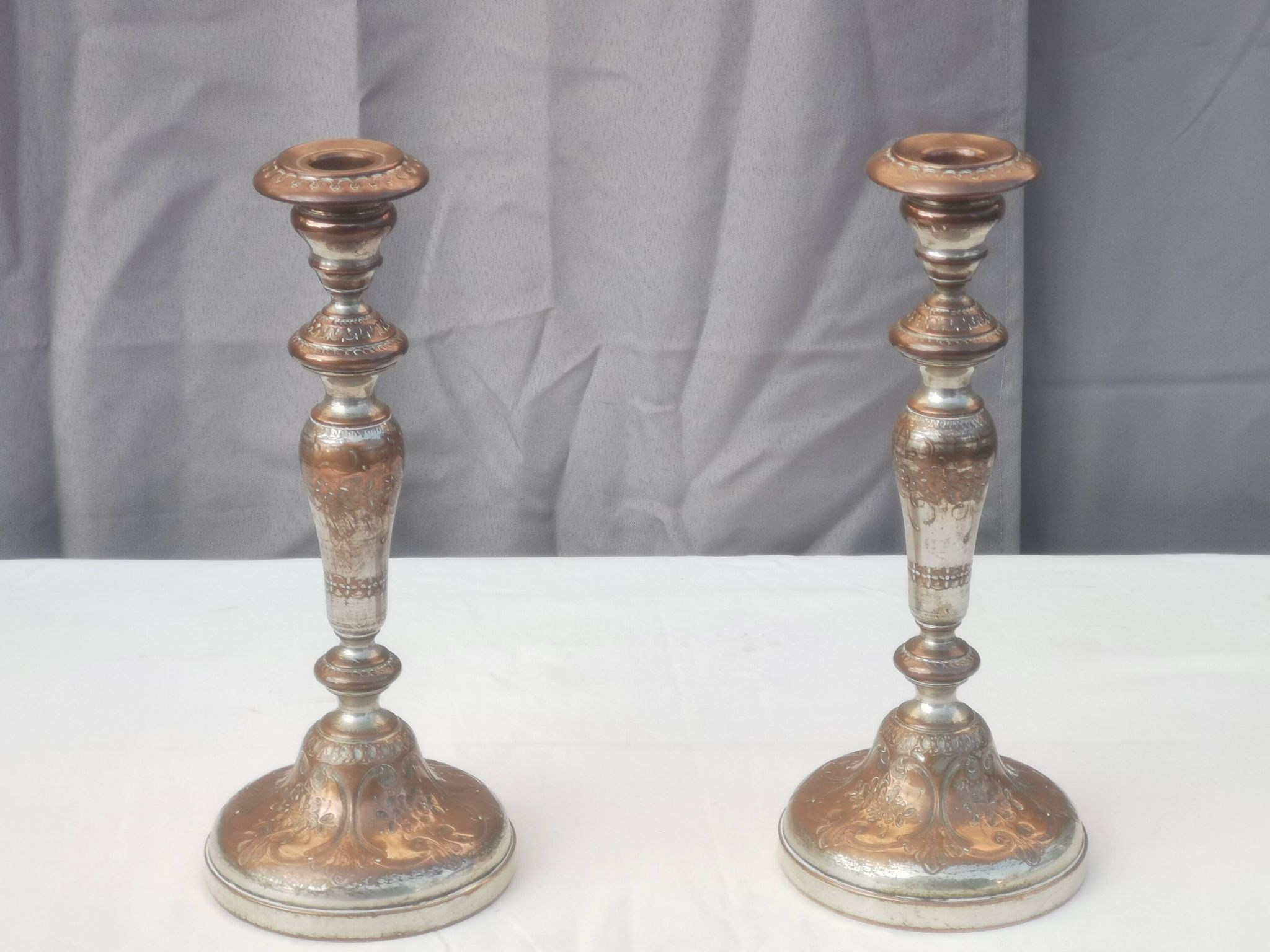 PAIRE DE BOUGEOIRS ANCIENS