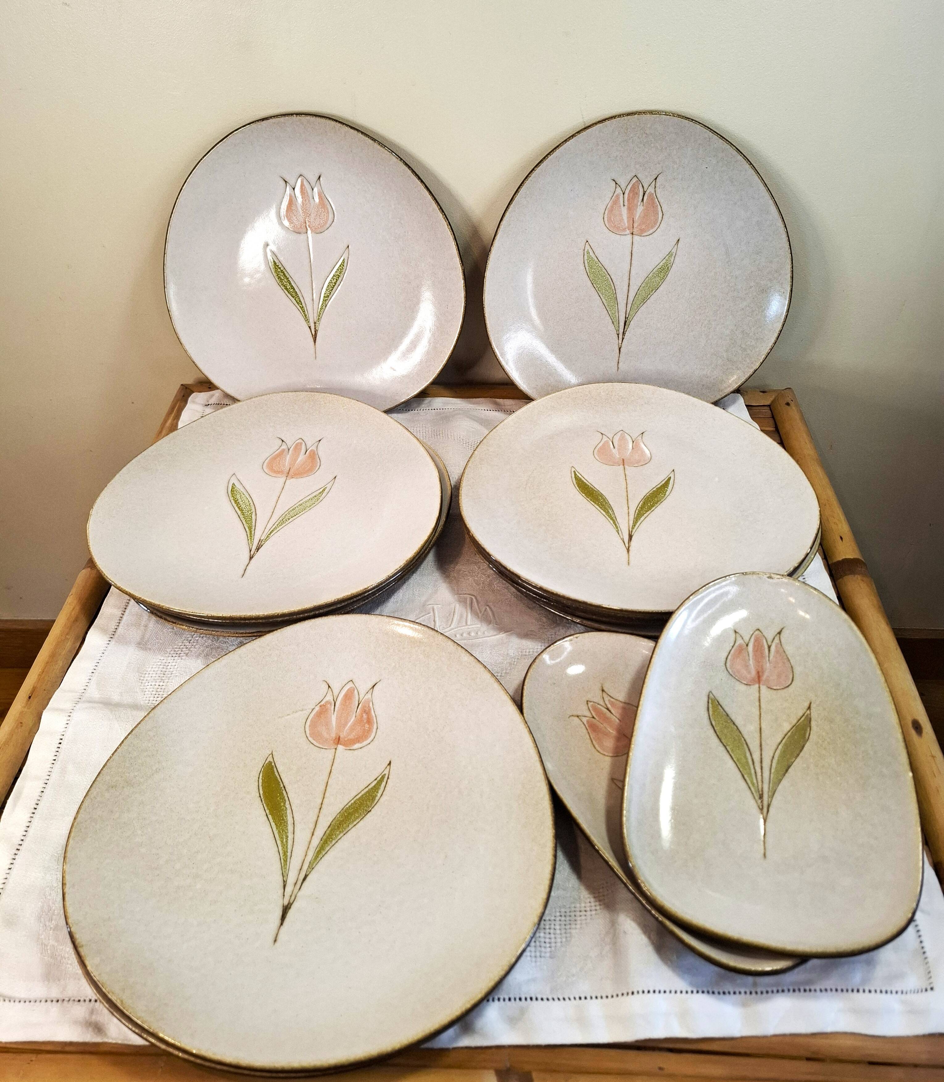 Niderviller Tulip stoneware plates and bowls
