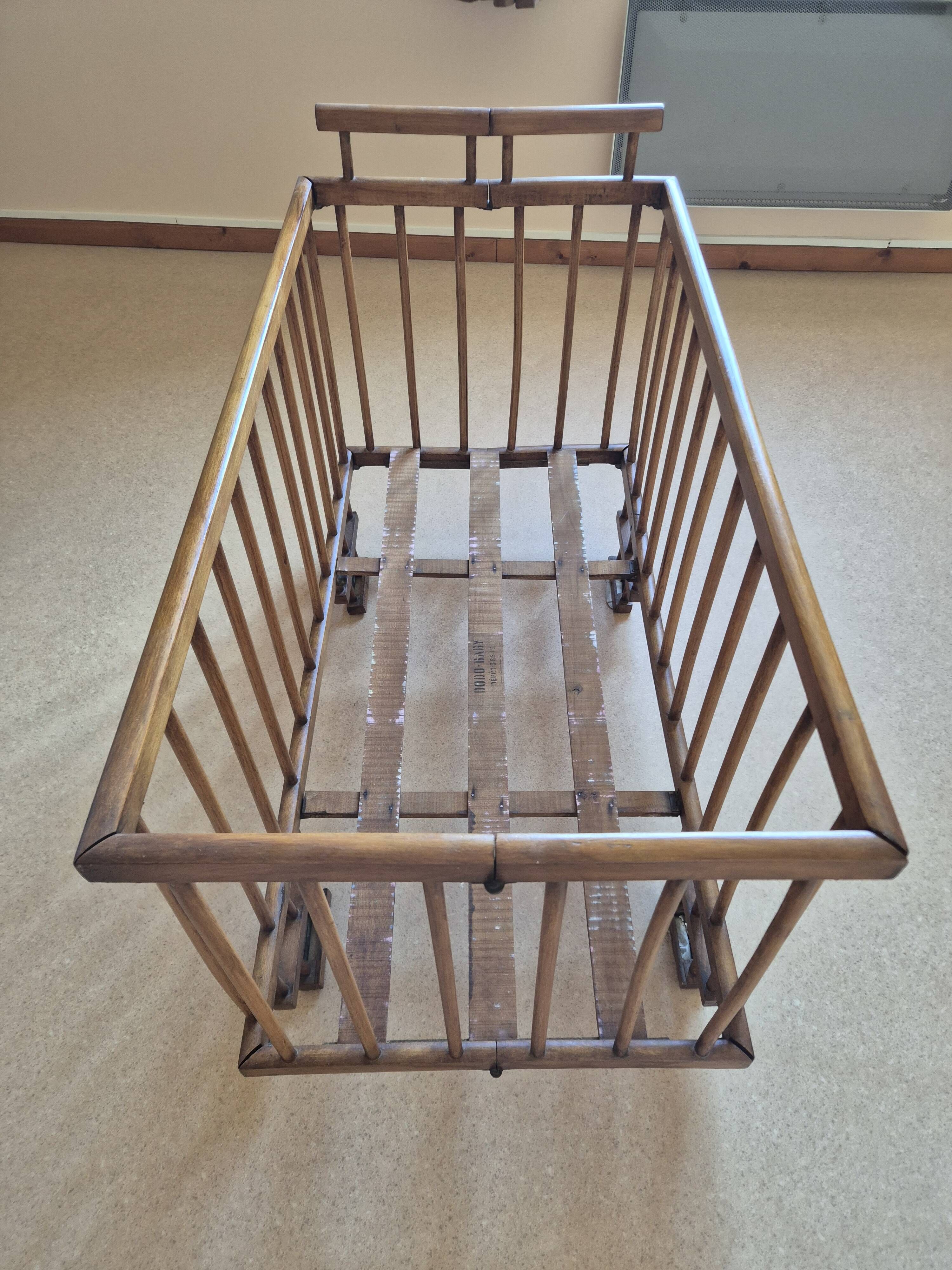 Old folding bed for baby by dodo baby, a french brand from the 1980s.