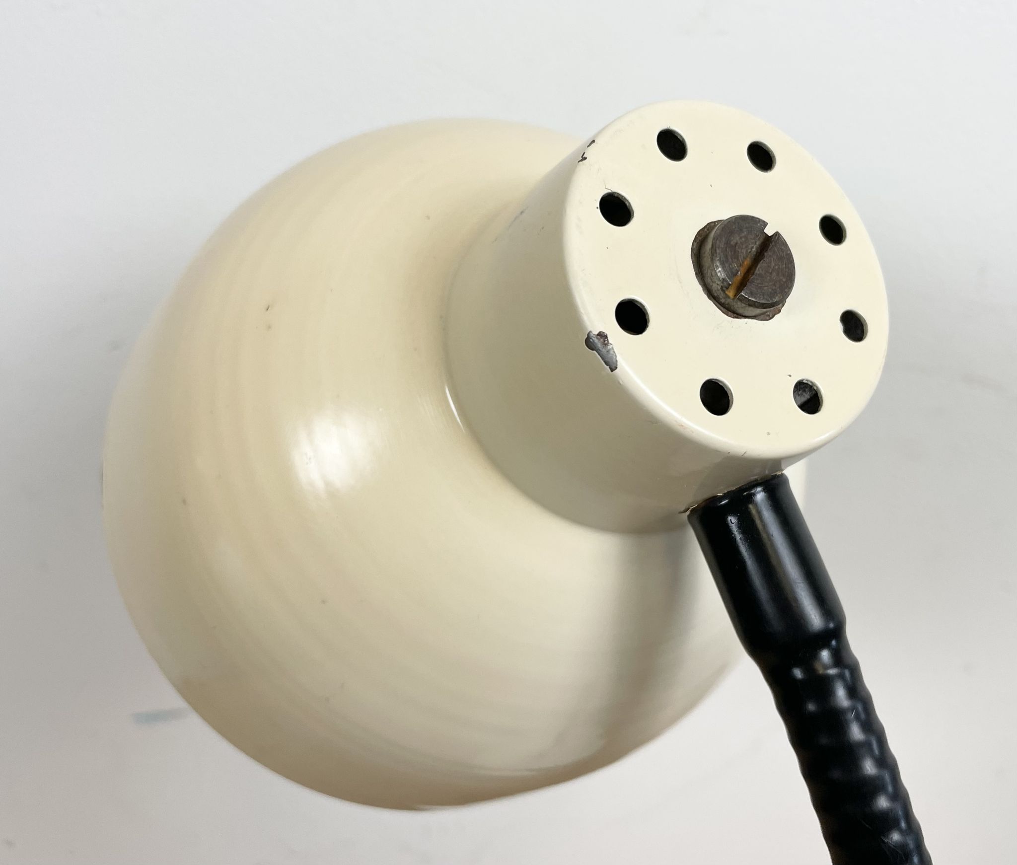 Beige industrial gooseneck table lamp, 1960s