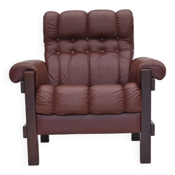 Fauteuil scandinave des années 1970, cuir de meuble, bois de hêtre foncé.
