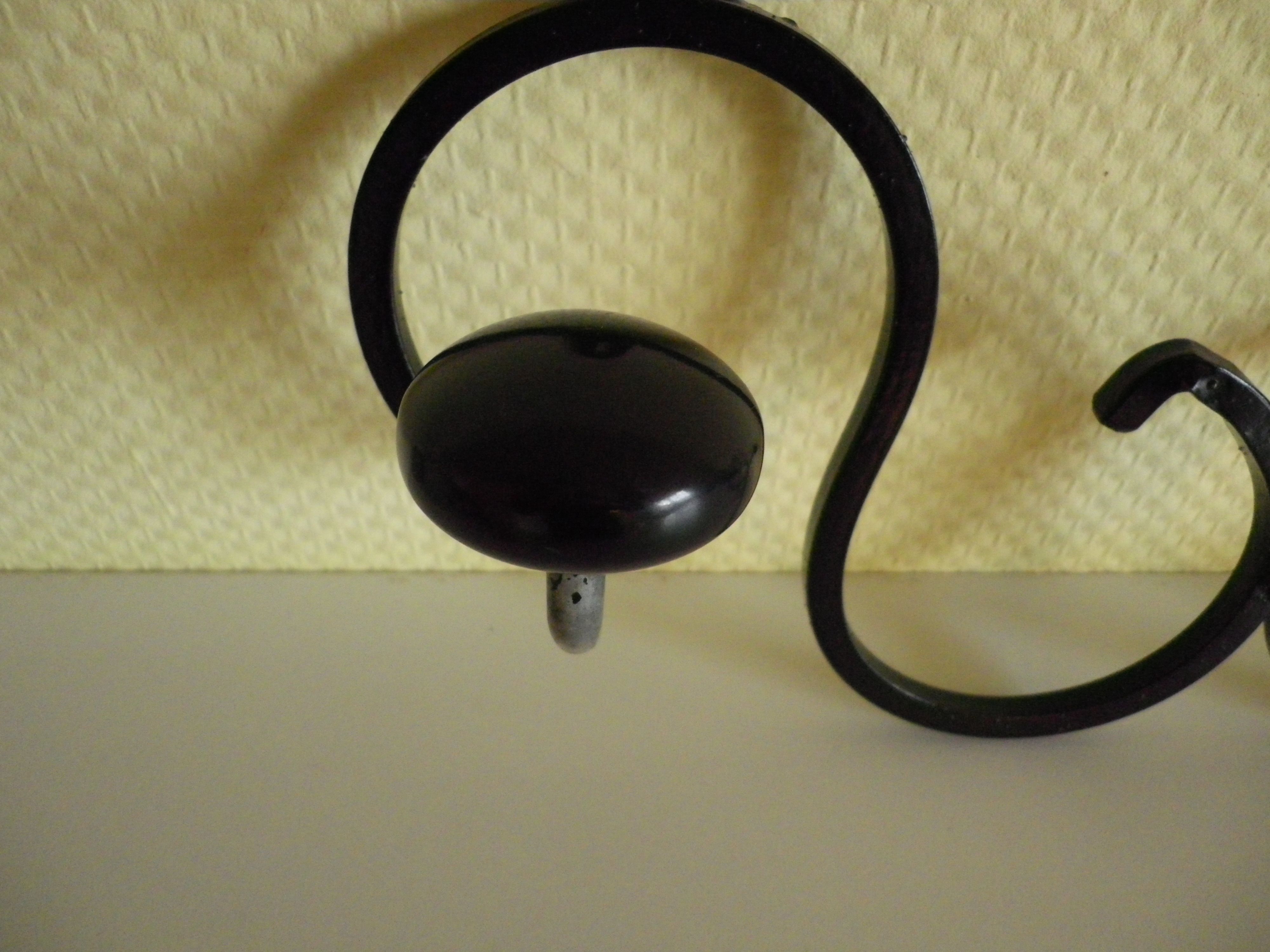 80 cm long wall coat door, made of wrought iron with 5 Suspensions in Bakelite - 70s