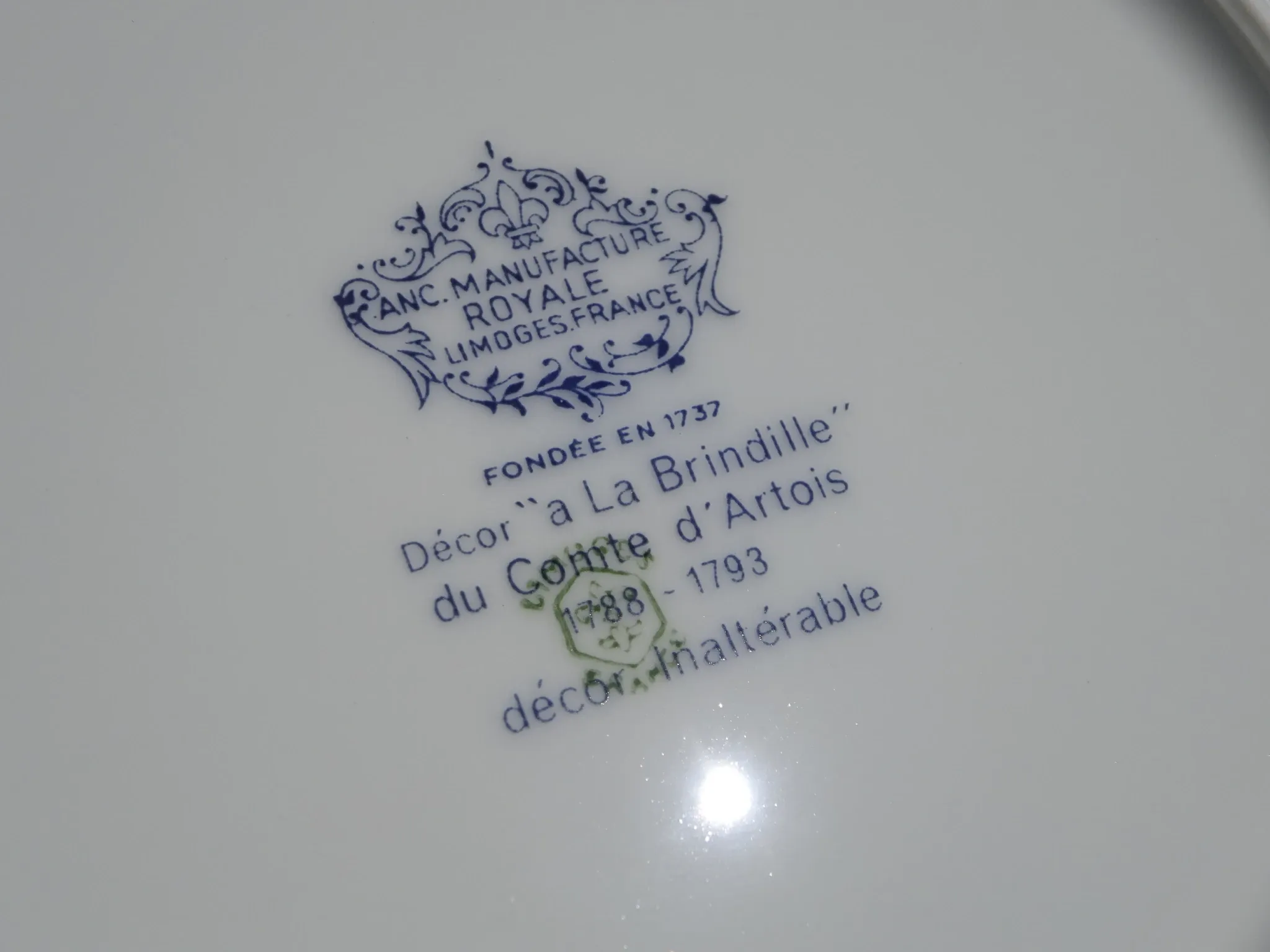 Fine Limoges porcelain dessert service: dish and 12 plates.
