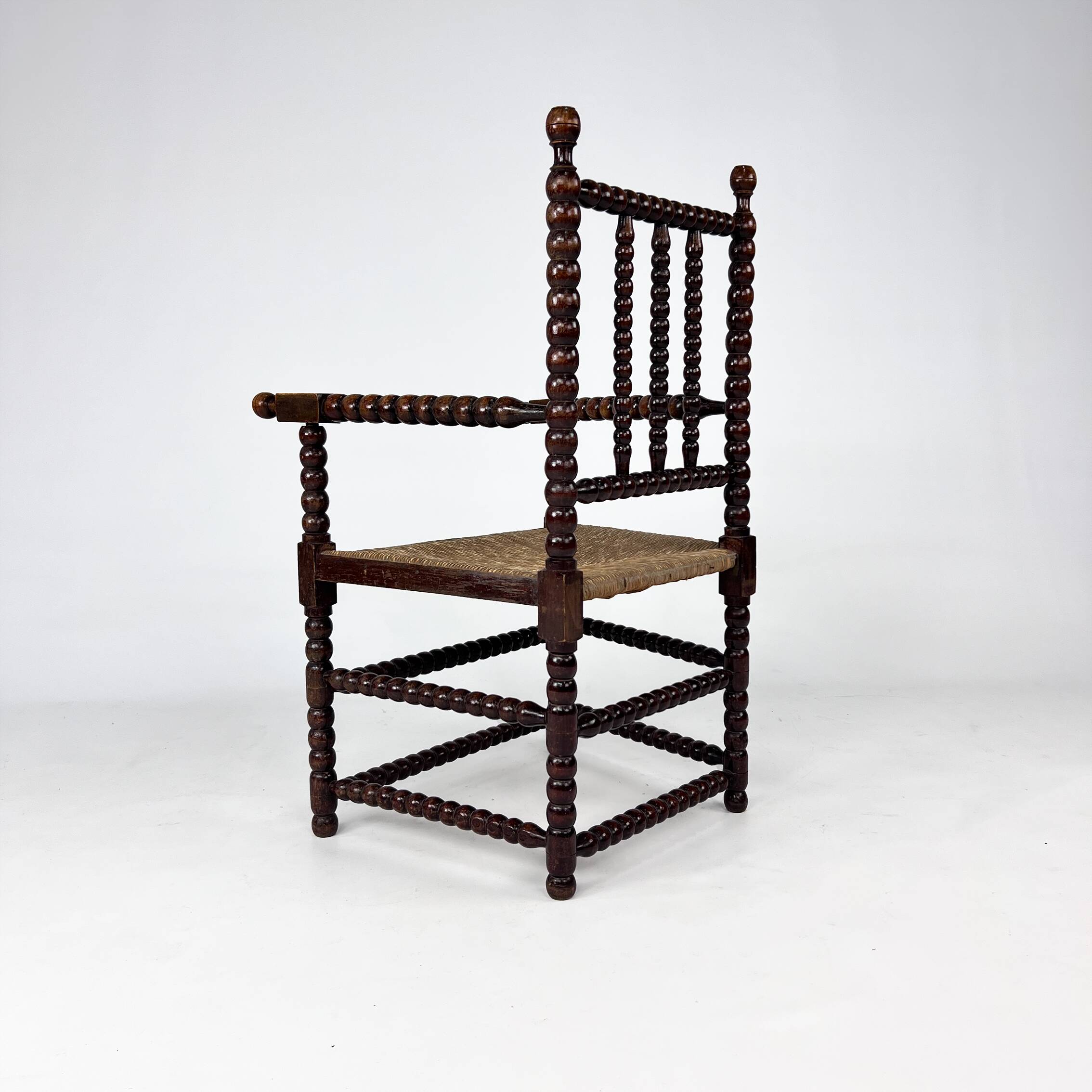 Fauteuil Bobbin en hêtre teinté de style jacobéen, années 1900