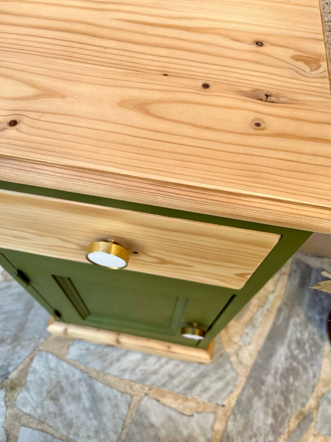 Pine bedside table with a green and raw wood makeover