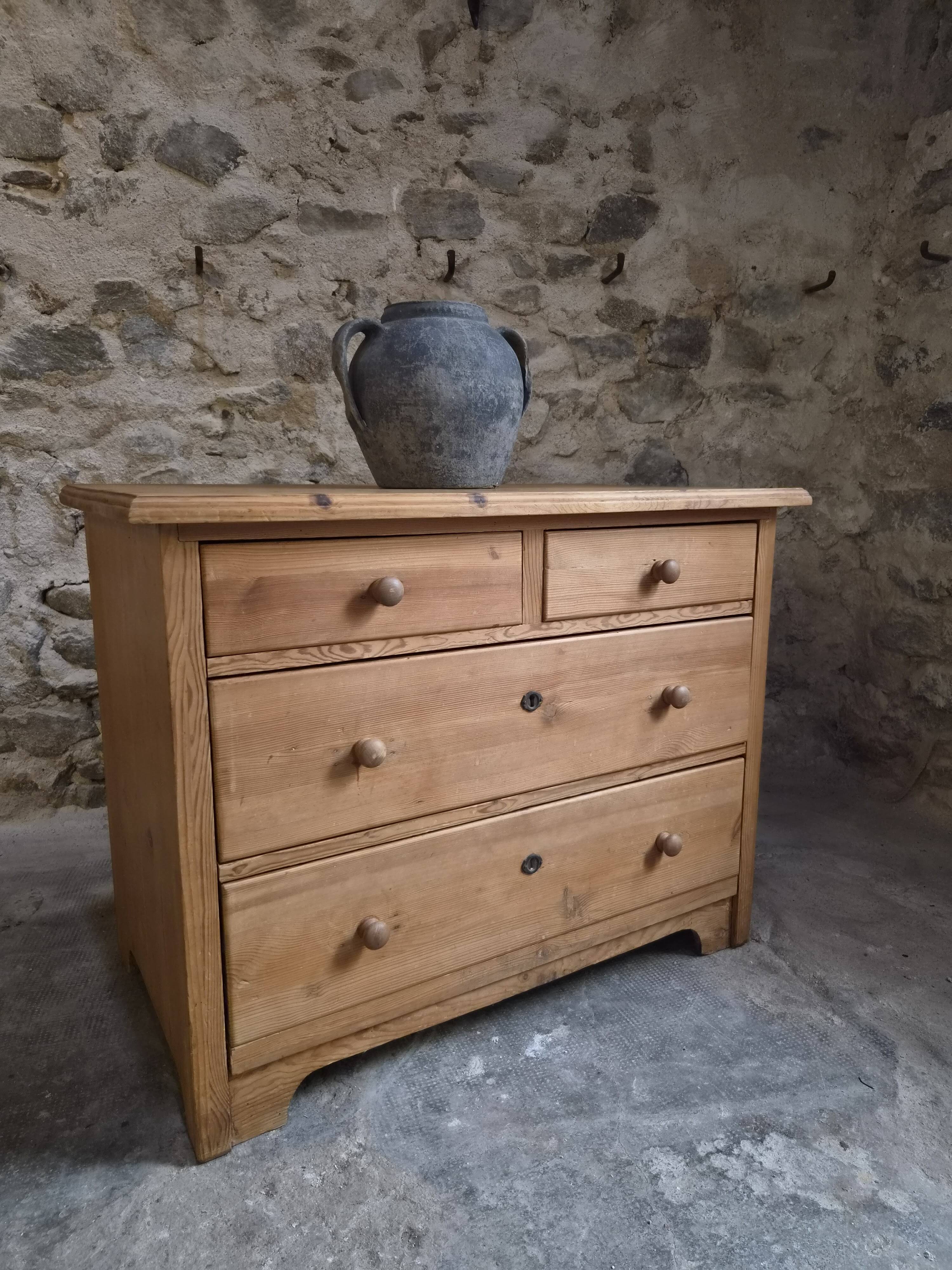Commode ancienne rustique en pin, 4 tiroirs, vers 1880–1920