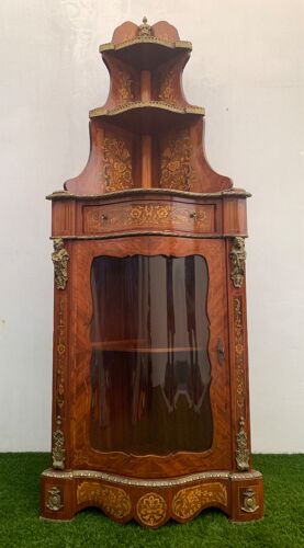 Encoignure ou vitrine Napoléon III en marqueterie de bois et bronze doré, fin XIXème