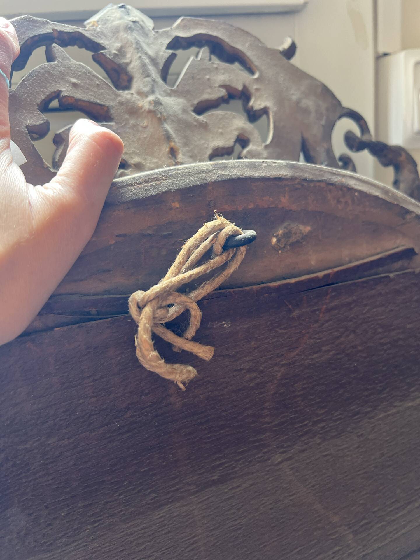 Antique oval mirror in gilded stucco with ornamentation