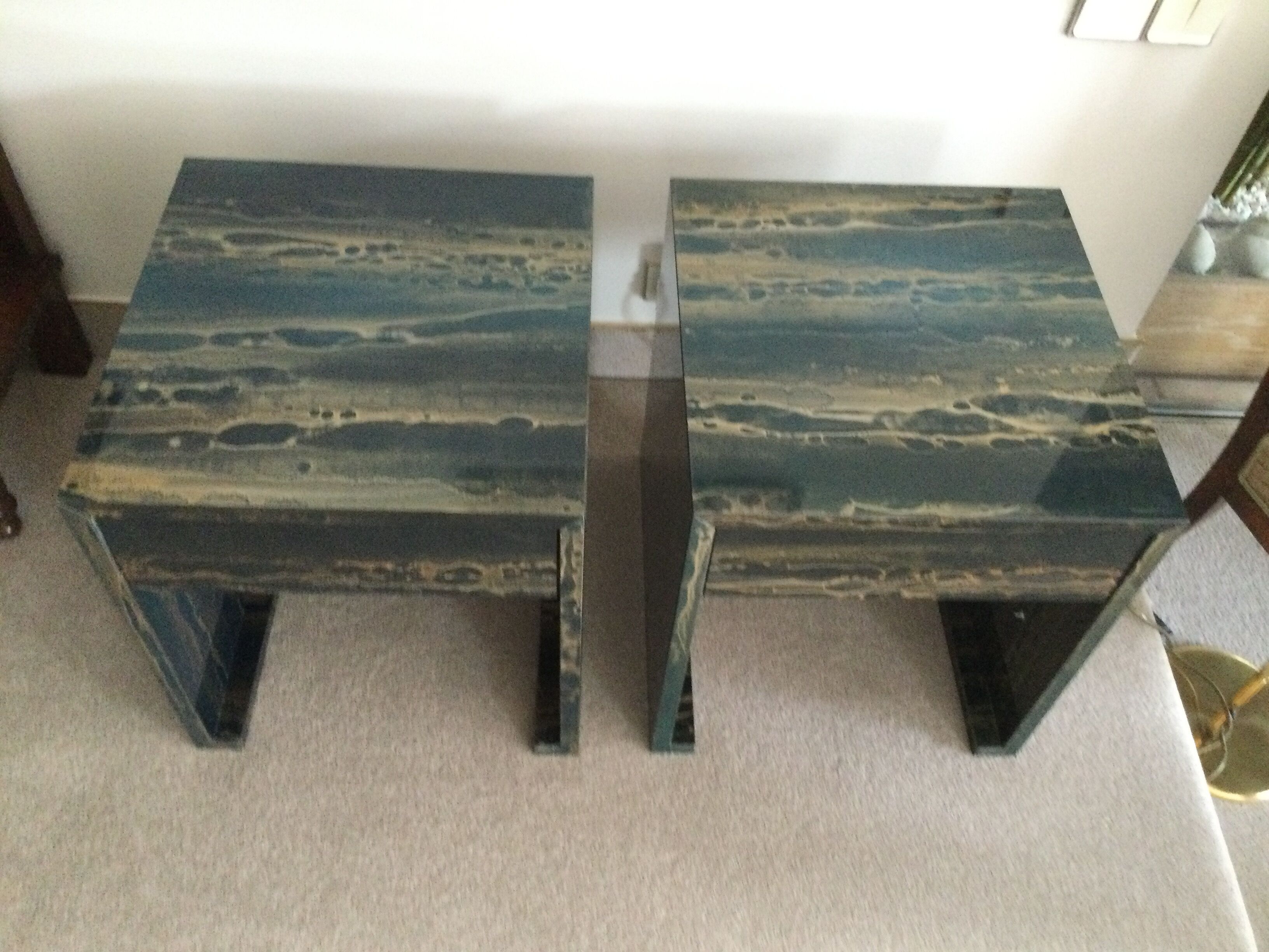 2 bedsides in blue amber hairs are