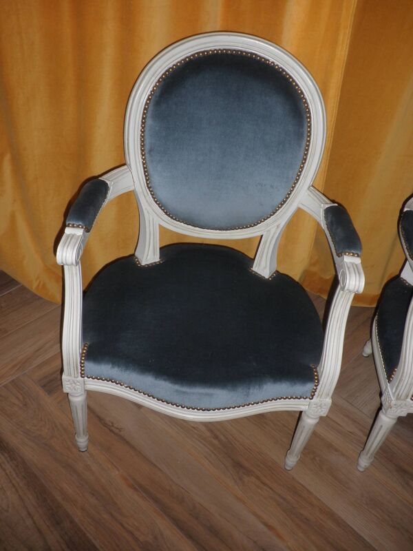 Paire de fauteuils louis XVI à dossiers médaillons