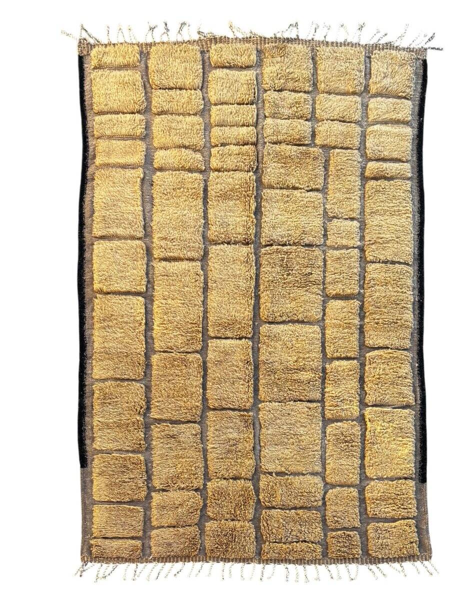 Modern Moroccan Berber rug M'rirt in wool.