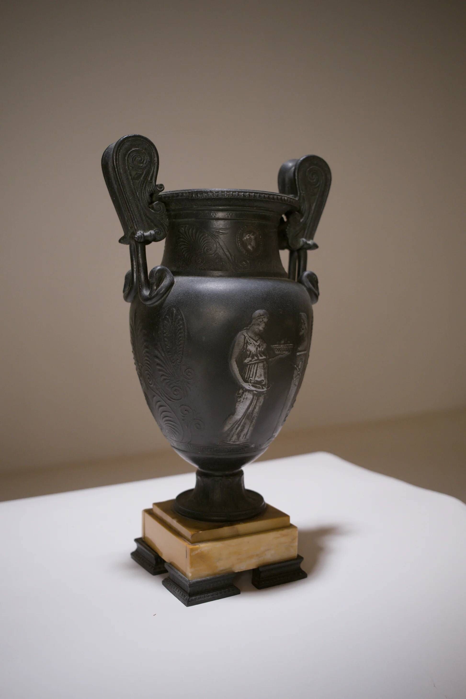 Paire de vases à l’antique, XIXe siècle