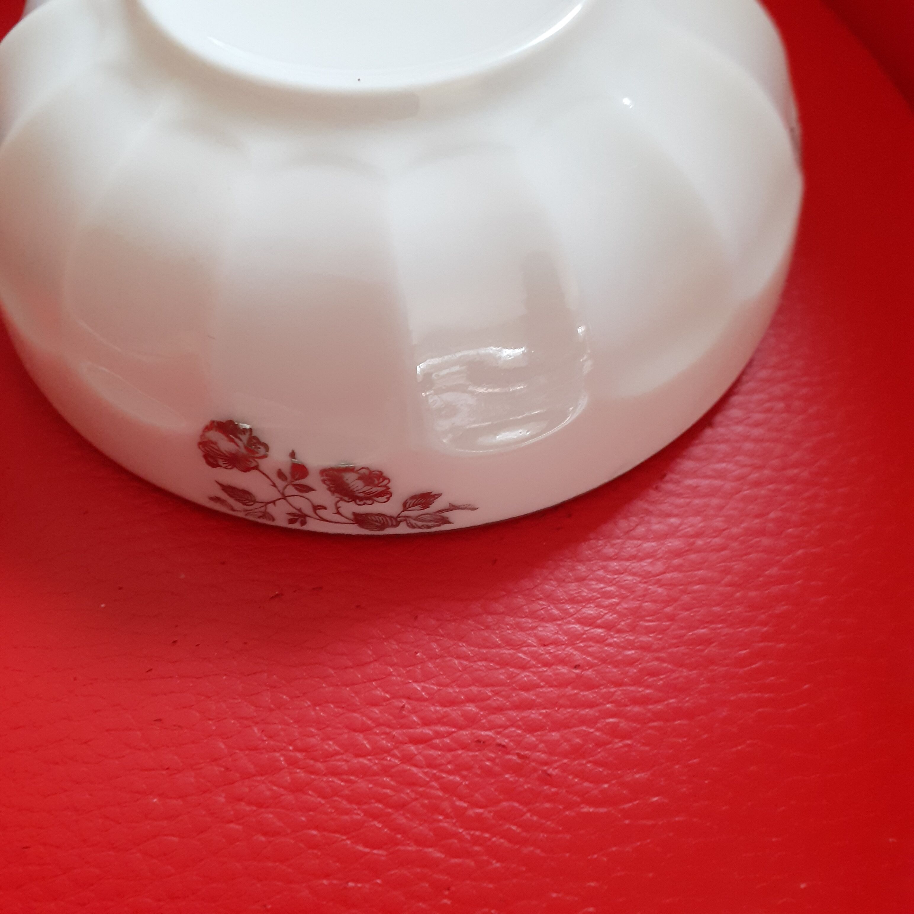 5 Old dishes; Trundles White porcelain with patterns flaurs in matt silver.