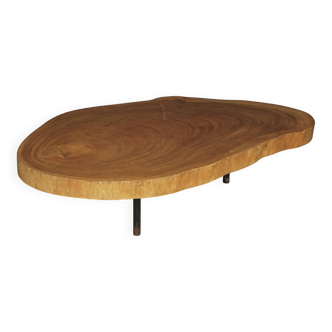 Table basse brutaliste en forme de tronc d'arbre, finition Live Edge. Années 1960