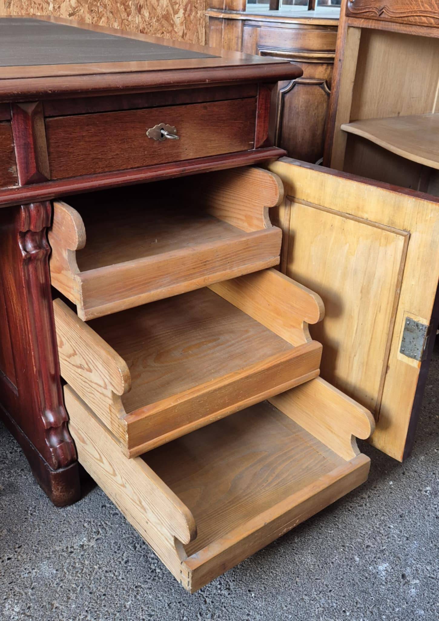 Minister's Pedestal Office