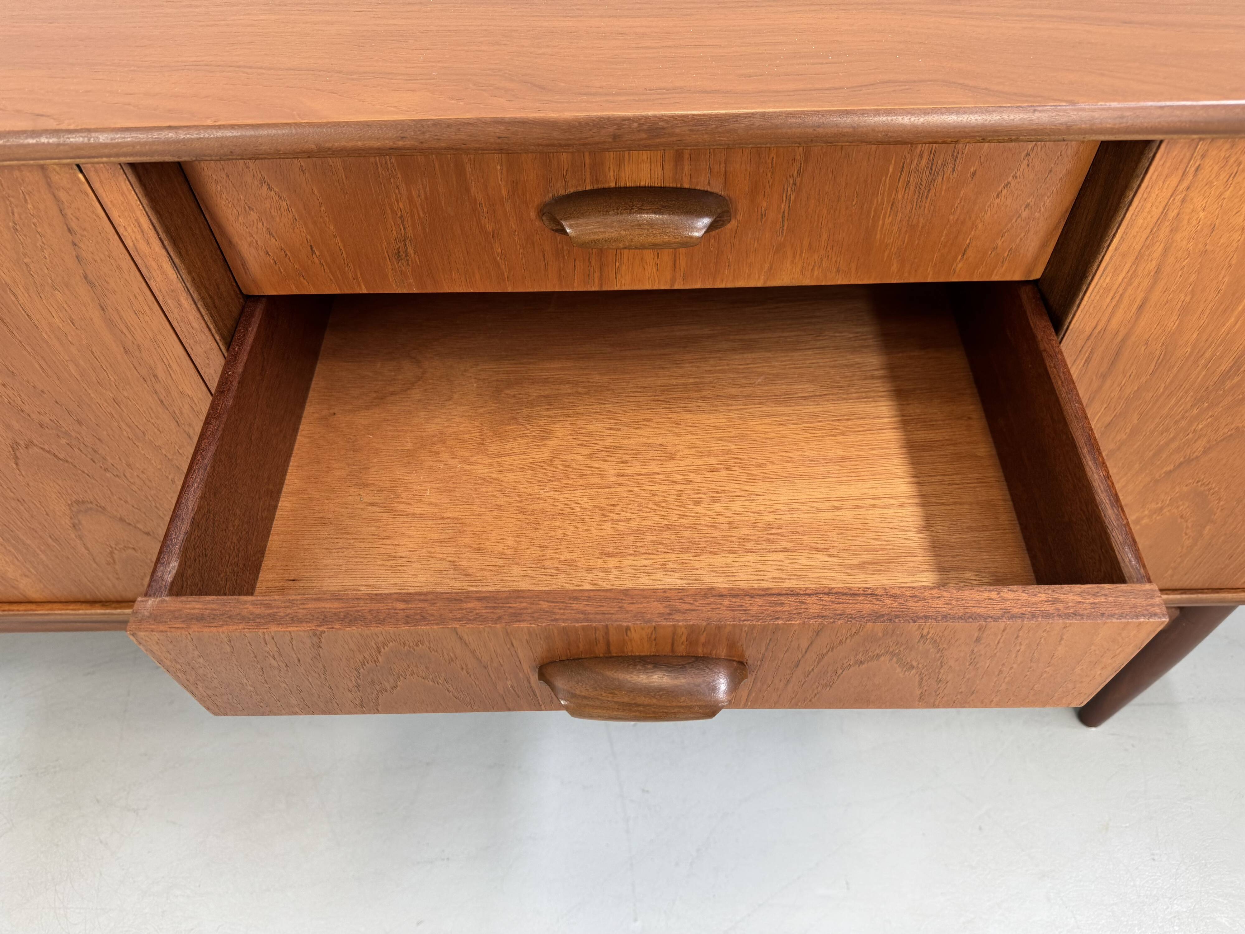Vintage dressoir van G-Plan design Victor Wilkins uit de "Brasilia"