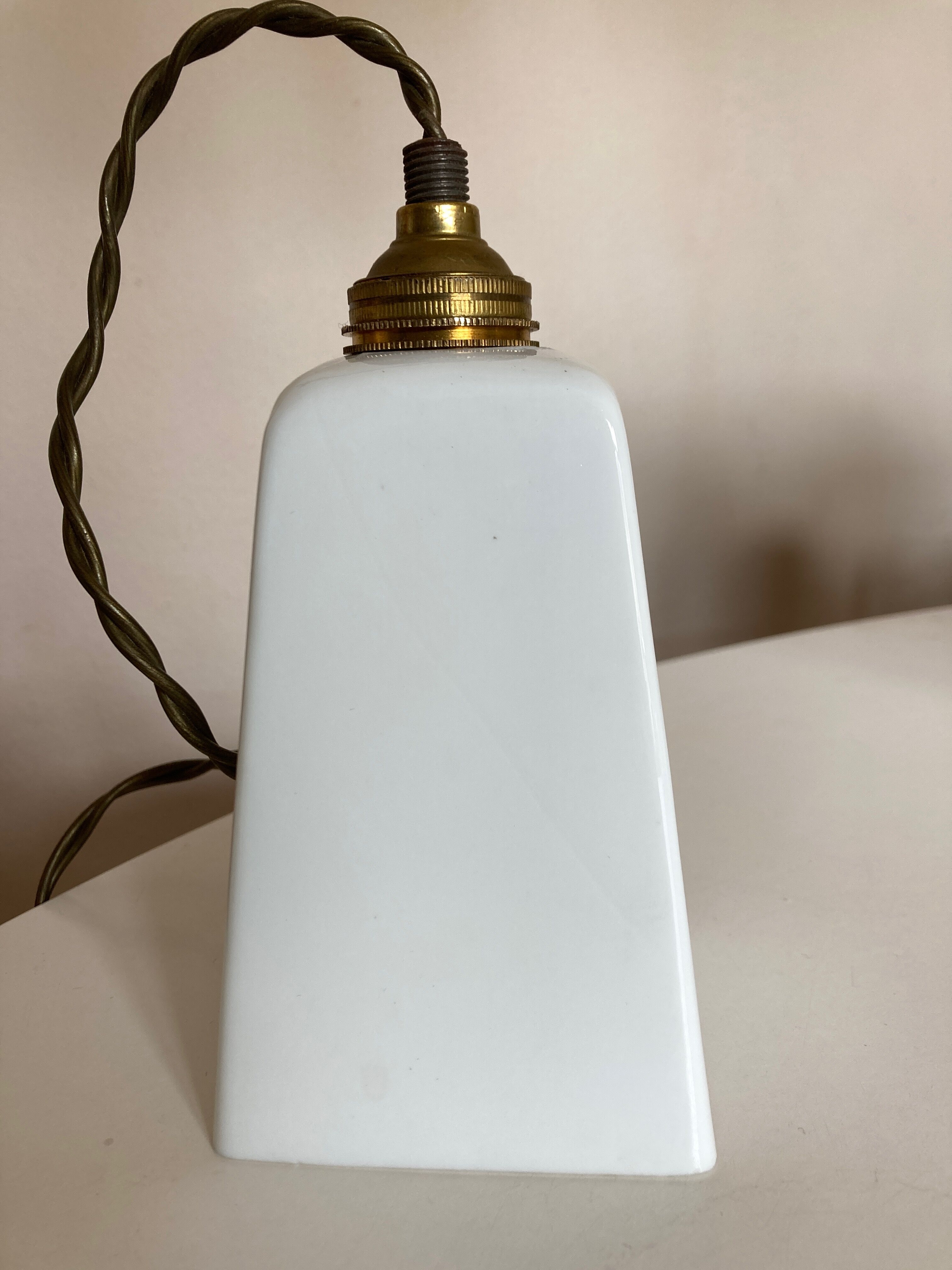Suspension de salle de bain art déco  moderniste en opaline