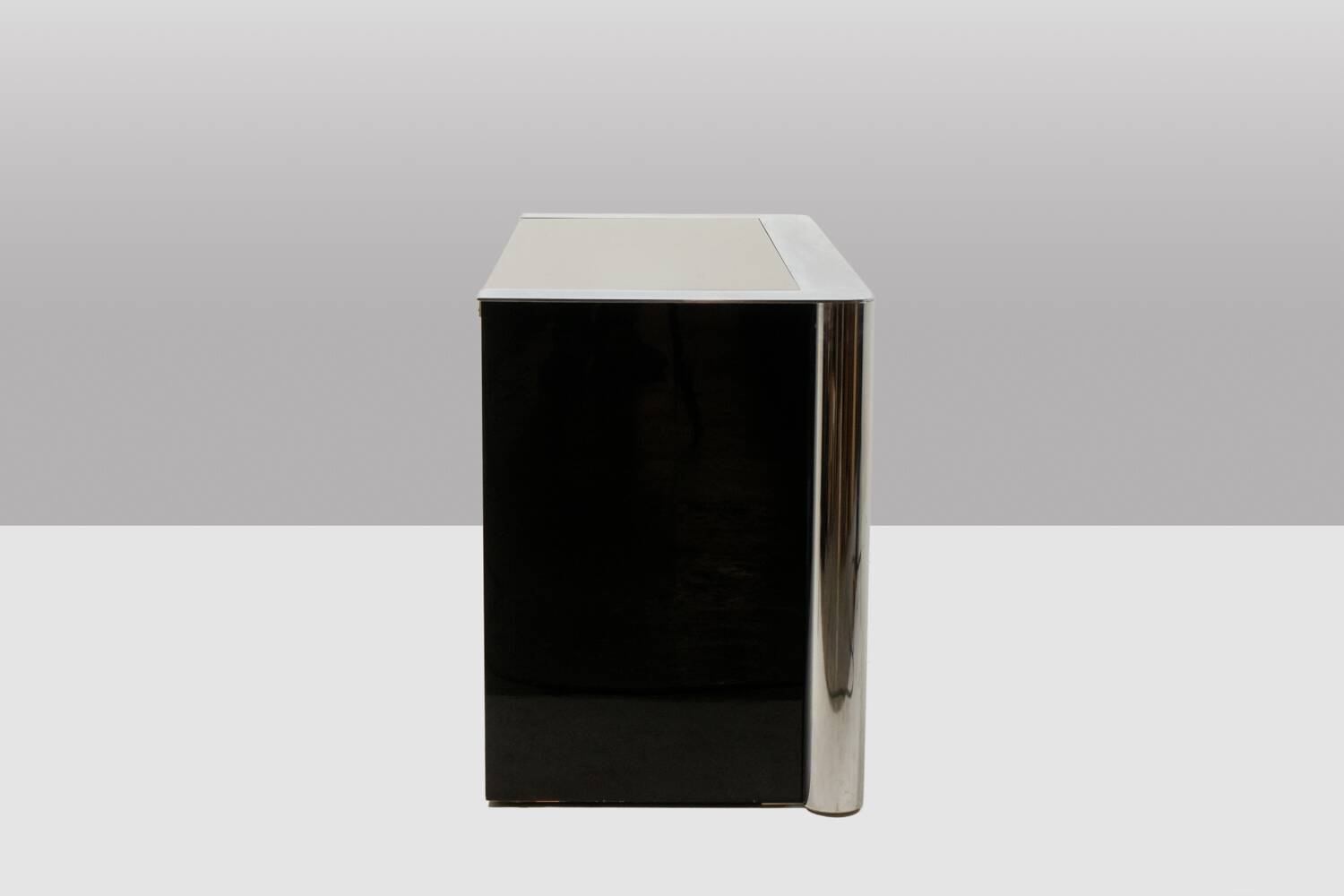 Sergio Mazza, pour Cinova. Commode en bois laqué noir. Vers 1970.