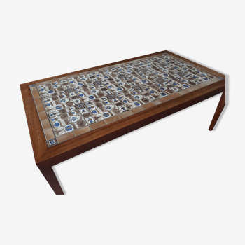 Table basse conçue design Severin Hansen, éditée par Haslev, plateau de céramique par Royal Copenhagen