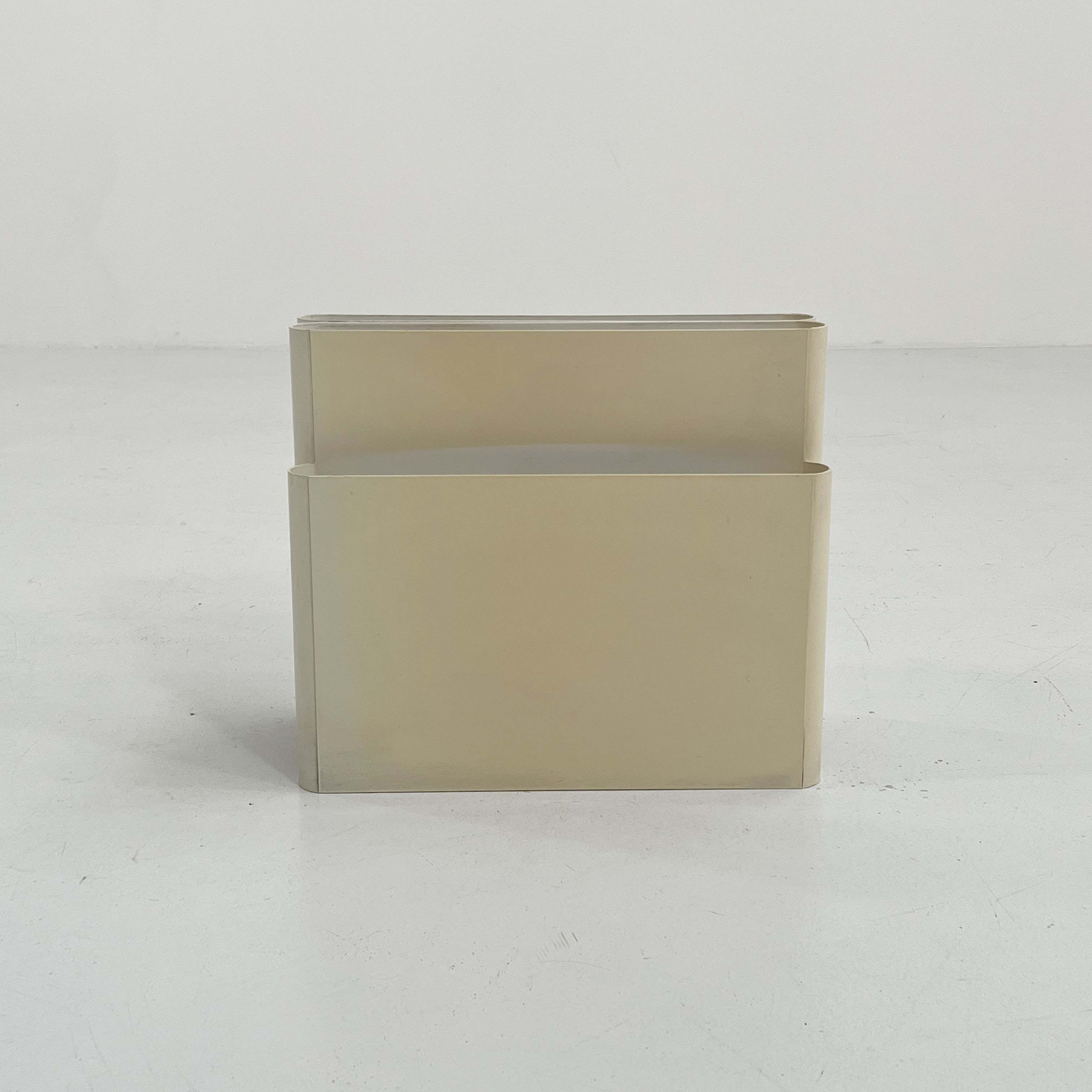 Magazine holder by giotto stoppino for kartell, 1970