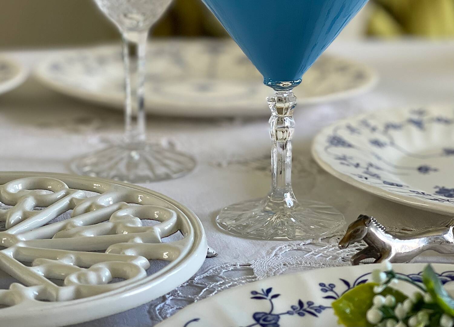 8 English dinner plates