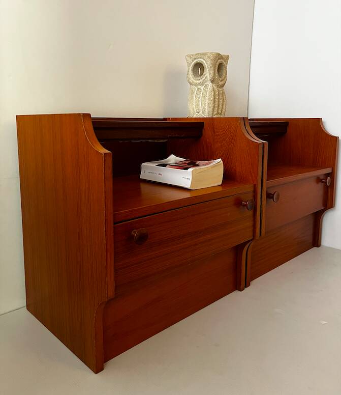 Paire de tables de chevet en teck